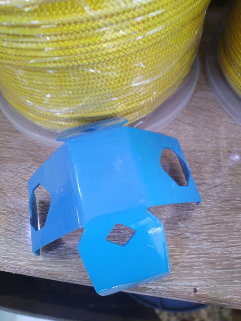 يتوفر لدينا
فراشات وحامل خيط و خيط وشيش
درجة اولى 
***********
