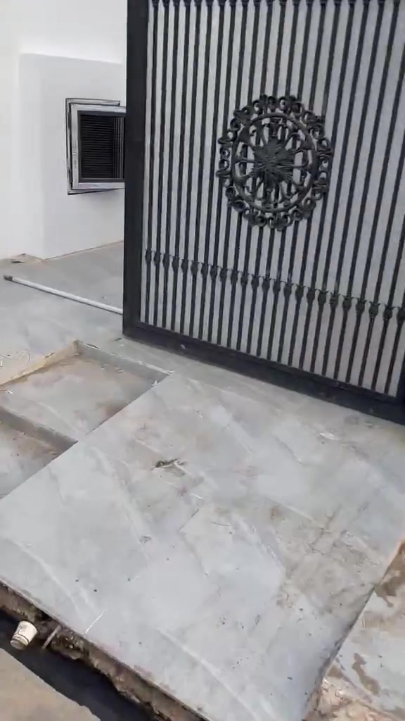 بسم الله والصلاة والسلام على رسول الله

    دار للبيع طابو صرف حديث صفر

    ١٥٠ متر واجهة ٧ ونصف

    راس دوميز خلف كرزات لطيف

     السعر ٢٥٠ مليون مع مجال

   عامر للعقار ***********
