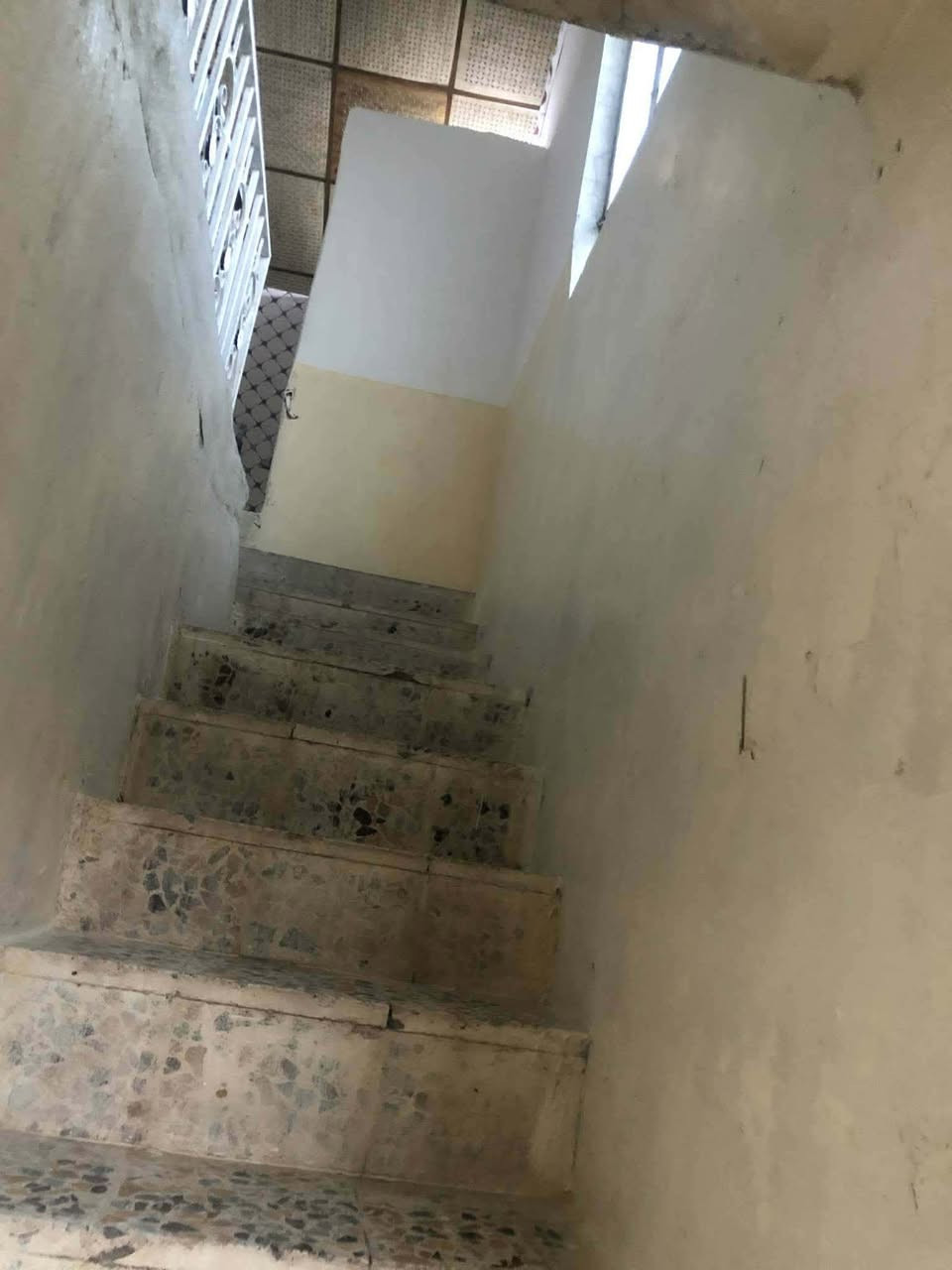 شقه للايجار بحي عدن قرب السوك غرفتين و حمامات وهول و مطبخ السعر (٢٥٠) *********** /***********
