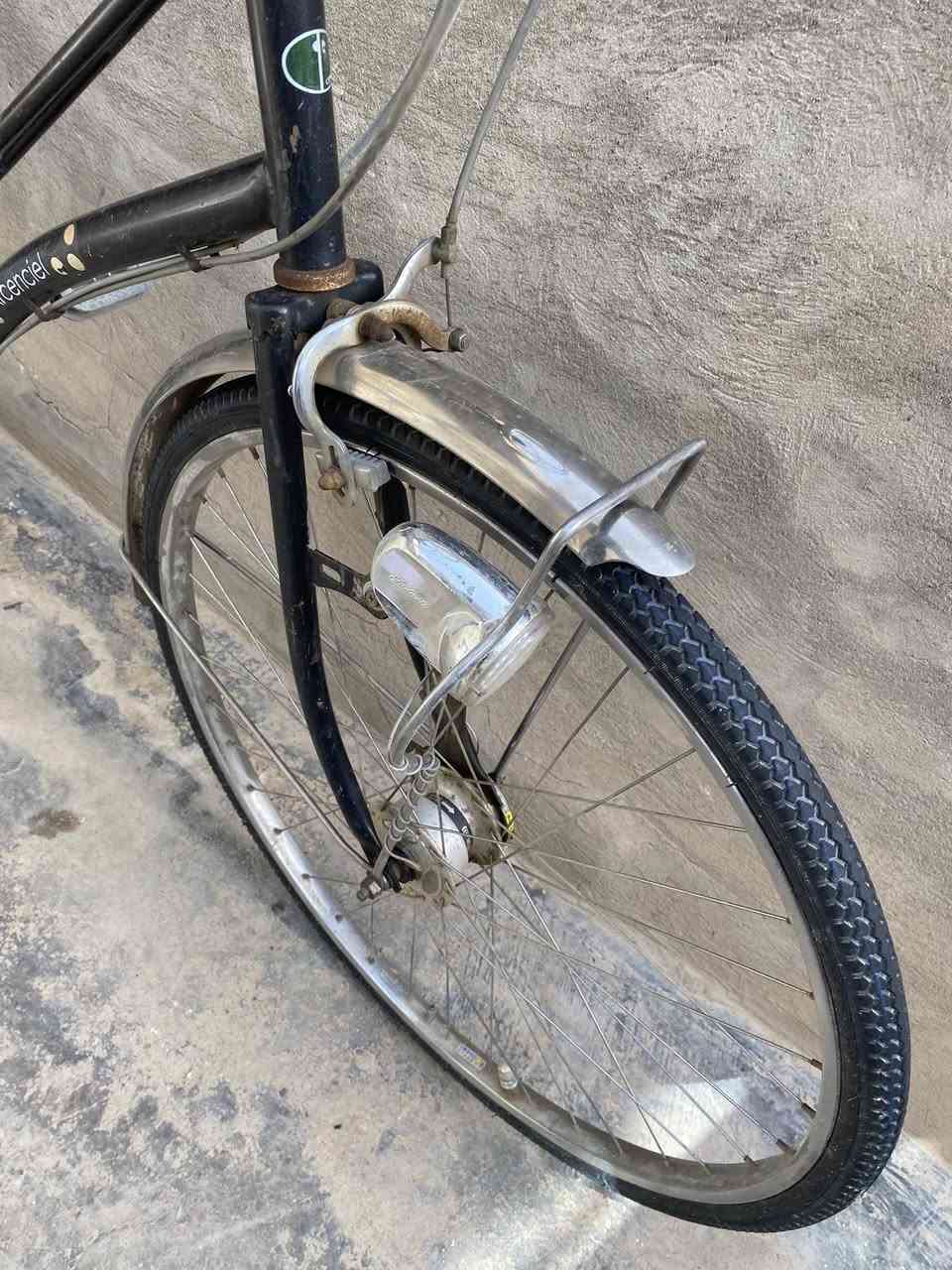 سلام عليكم بيسكل بناتي 
ياباني اصلي حجم 27
كلوب لايت تايرات جوابه 
جدد+قفل بنز بريك امامي 
بنز بريك خلفي داينمو كلوب 
امامي كير 3نمر السعر 75
مكاني ناحيه الوحده رقمي 
***********بي واتساب ..؟
