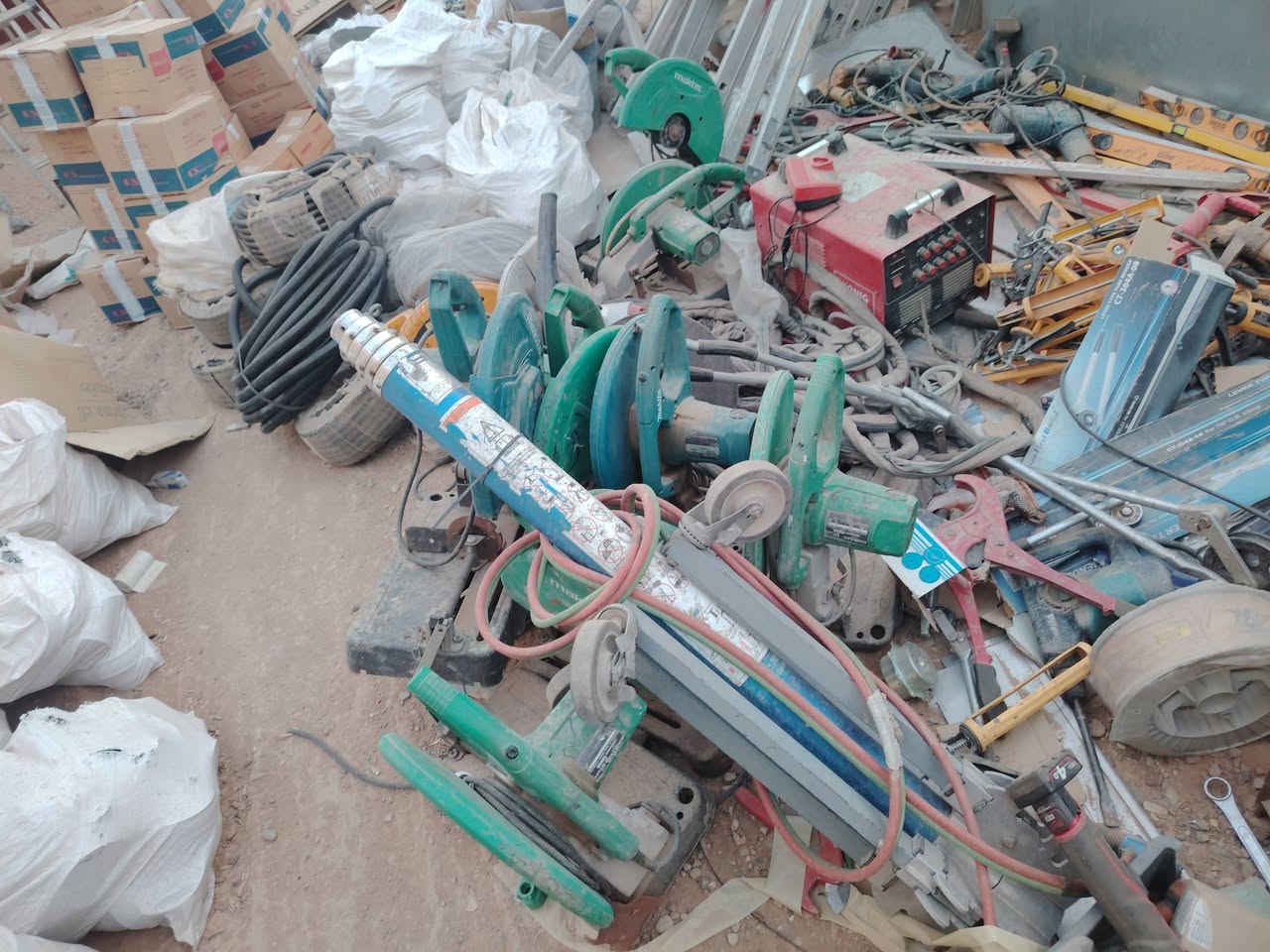 السلام عليكم للبيع ادوات كلشي بيه  مكان واسط# الصويرة ***********

