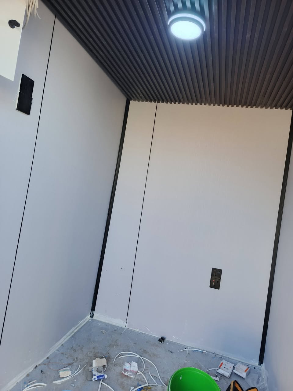 عمل تغليف الحاويه بجبس بورد والشيبورد وتاسيس الكهربائيات مستعدون لعمل السقوف الثانويه وبديل الخشب وبديل الرخام وتغليف الجدران وجميع الديكورات الداخليه ***********
***********
