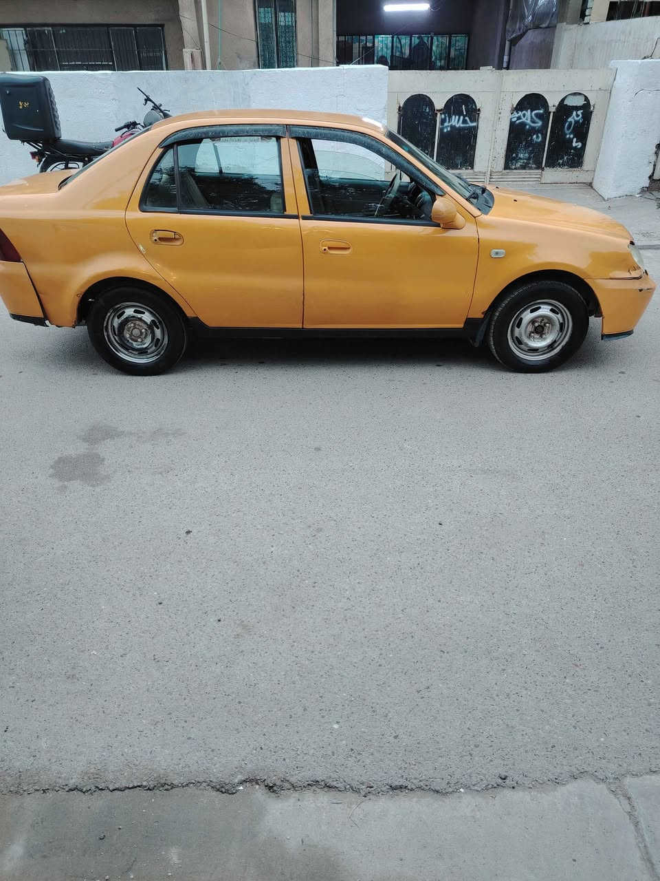 السلام عليكم 
سيارة جيلس  CK موديل 2012 بإسمي رقم بغداد انكليزي  تحويل مباشر ما عليها اي غرامات او طلب ماشية 146 الف كيلو (كير محرك) ممتاز اتكفل بيهن تبريد عاطل تخم تاير جديد قبل شهرين شديتة بيها نواعم تصليح و طخات بسيطة صدرها وسط و كل الگشر امبين بالصور بيها شوية جراد بالقمار مكاني بغداد الغزالية 
السعر قفللل (30) ورقة رقم تلفون ***********
موجود واتساب 
شكرا . بغداد, العراق
