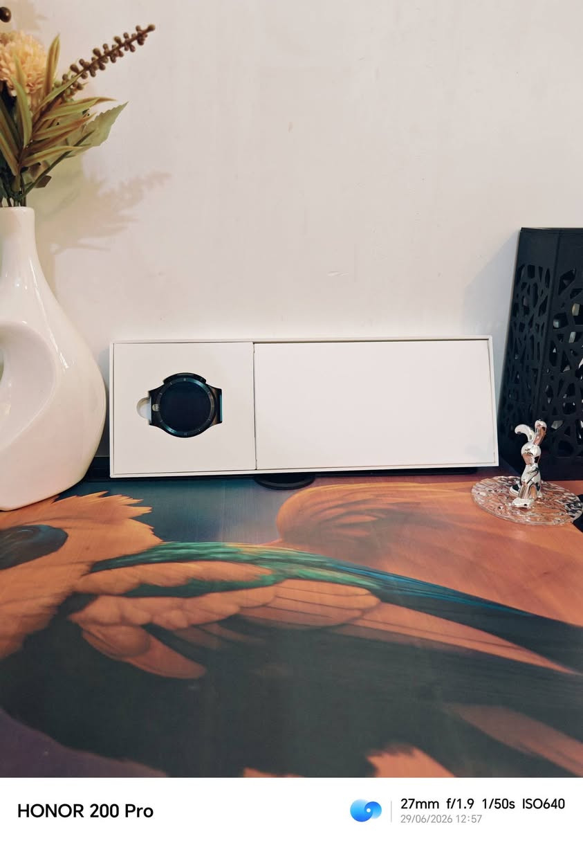 تتميز ساعة Green Lion Grand Smart Watch بمواصفات متوازنة تجعلها خياراً ممتازاً في فئتها السعرية، وإليك أبرز مواصفاتها بالتفصيل:
تتميز ساعة Green Lion Grand Smart Watch بمواصفات متوازنة تجعلها خياراً ممتازاً في فئتها السعرية، وإليك أبرز مواصفاتها بالتفصيل:
📺 الشاشة والتصميم

الشاشة: من نوع TFT بحجم 1.46 بوصة.

التصميم: هيكل دائري كلاسيكي مع سوار متين ومريح معصم اليد.

الوضوح: توفر زوايا رؤية جيدة وألواناً واضحة للقراءة تحت أشعة الشمس.

📞 الاتصال والميزات الذكية

المكالمات: تدعم مكالمات البلوتوث (Bluetooth Calls) لإجراء واستقبال المكالمات مباشرة من المعصم بفضل الميكروفون ومكبر الصوت المدمجين.

الإشعارات: عرض تنبيهات الرسائل، وتطبيقات التواصل الاجتماعي، والاتصالات الواردة.

المساعد الصوتي: متوافقة مع المساعدات الصوتية للهواتف الذكية.

🔋 البطارية والشحن

البطارية: سعة 350 مللي أمبير.

الاستخدام: توفر فترة تشغيل طويلة تدوم لعدة أيام من الاستخدام الطبيعي دون الحاجة للشحن المتكرر.

وقت الاستعداد: يمكن أن تصل إلى 10-15 يوماً في وضع الاستعداد (Standby).

🏃‍♂️ الأنشطة الرياضية والصحة

المستشعرات: تتبع نبضات القلب، ومراقبة مستويات الأكسجين في الدم (SpO2).

النوم: نظام لمراقبة جودة وتحليل فترات النوم.

الرياضة: تدعم عدة أوضاع رياضية مختلفة لحساب السعرات الحرارية والخطوات.

🛠 الحماية والإضافات

مقاومة الماء: معيار IP68، ما يجعلها مقاومة للغبار ورذاذ الماء والتعرق أثناء التمارين.

هل تود معرفة طريقة ربطها بالهاتف وتفعيل ميزة المكالمات، أم ترغب في استكشاف ساعات بديلة بشاشات AMOLED في نفس الفئة؟
كل هاي المواصفات 35الف


**إذا كنت صاحب هذا الإعلان وتريد حذفه لأي سبب، رجاءا أرسل رسالة إلى الدعم الفني**