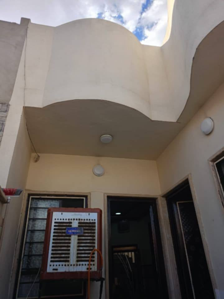 دار للبيع موصل حي الانتصار جيهة الميثاق قرب شاري 20مال الميثاق  او قرب الجامع جيهة الحصو ورمل الدا على شارع 15شروق سند طابو شرط التحويل او قرار تمليك سند 25 الدار يتكون غرفة نوم وهول ستقبال مطبخ مشتملات بيتونه سيراميك امساحه 100مترالسعر 67 وبي مجال قليل رقم الهاتف *********** رقم الهاتف ***********
