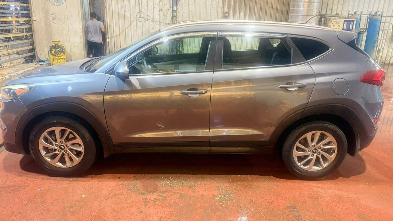 السلام عليكم
هونداي توسان موديل 2017 وارد امريكا حادثها فقط بنيد مبدل بدون اي دواخل كل السيارة ليبل واحد جاهزه أو حلوه السيارة مكينه أو كير شرط حداديه حلوه تبريد ثلج رقم بغداد الجديد بسمي تحويل 
السعر 122$ الاتصال ع الرقم ***********
