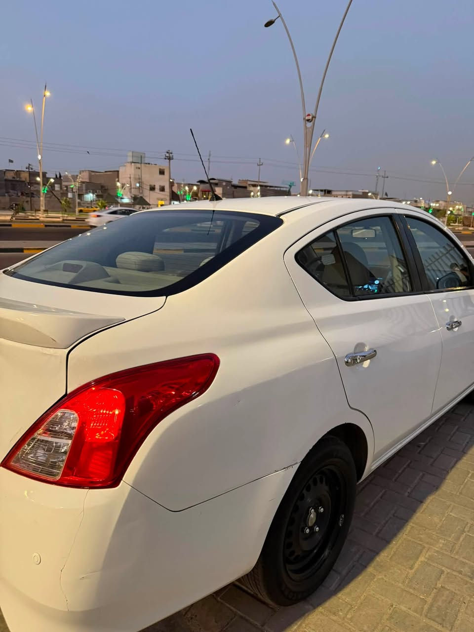 📣 إعلان بيع سيارة: نيسان سني 2023
الموقع: البصرة - حي المهندسين 📍

العداد (المسافة المقطوعة): 98,000 كم 🛣️

الوارد: هندي 🇮🇳

✨ المواصفات والخصائص:

 الشاشة والتحكم: شاشة وكاميرا خلفية عالية الدقة 🖥️📸

 التصميم الخارجي: يدات الأبواب نيكل مميزة، ونصبة السيارة حلوة 🔹

 المقصورة الداخلية: داخلية بلون بيجي راقي ونظيف، مع أرضيات مخمل أصلية من شركة Nissan 💎

 الملحقات الإضافية:

 سويجين بلاد (عدد 2) 🔑🔑

 حقيبة معدات السلامة المتكاملة 🎒

 السبير (الإطار الاحتياطي) مع كامل معداته ما نازل 🛞

⚠️ حالة البودي (الصبغ):

 السيارة ، تحتوي على قطعة واحدة مصبوغة فقط (الجاملغ الخلفي)، وباقي السيارة مكفولة.

🔹 السياره من معرض كورو أربيل وعندي وكاله بيها 

 السعر المطلوب 105 ورقه 

📞 للاستفسار والتواصل:

للمزيد من المعلومات أو لمعاينة السيارة، يرجى الاتصال مباشرة بصاحب السيارة على الرقم: ***********
