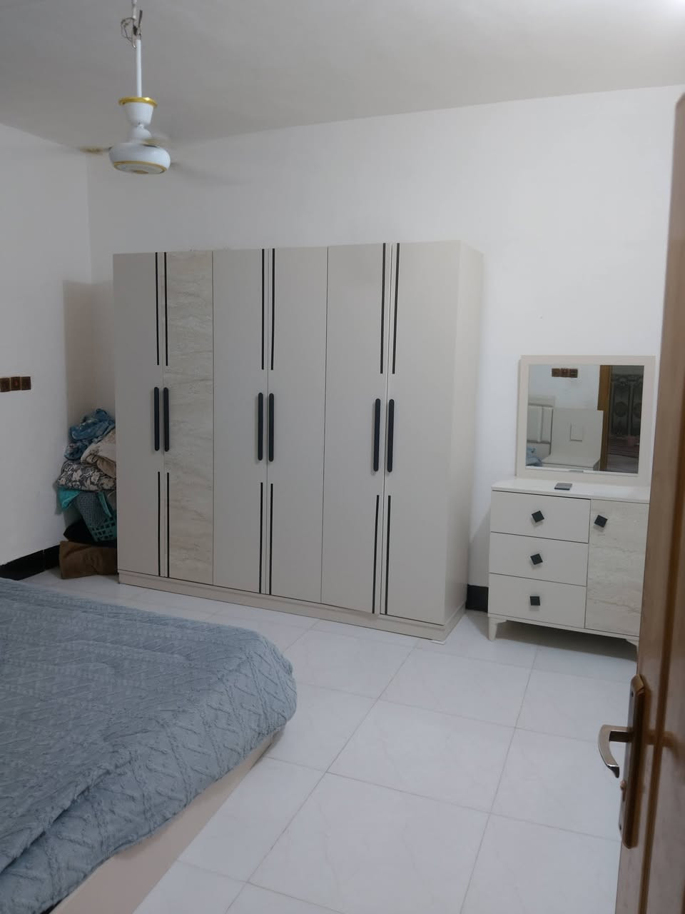 بيت للبيع المساحة 100 متر 📍الموقع جداً ممتاز كربلاء طويريج الحولي شارع  سواق توفي يتحوي على طارمه وستقبال وصاله ومطبخ وصحيات خارجية وغرفه نوم
 (سعر 55) 💰

📞 للاتصال على الرقم التالي 
📞***********
📞***********
