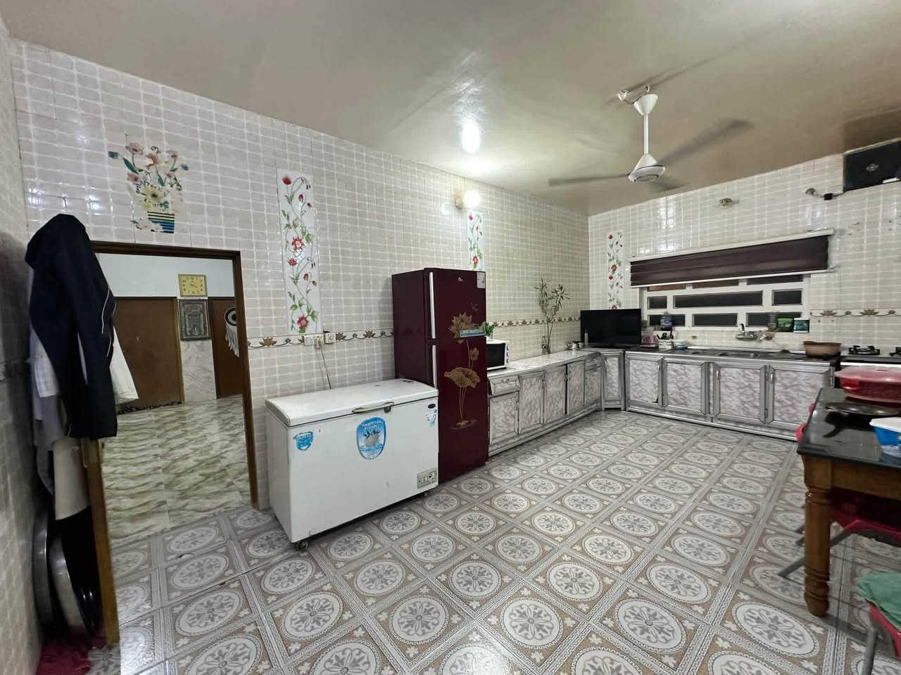 دار سكن طابو صرف في حي ( الأمير الأول ) 
خلف بيت ( القاضي سامي كامل عيدان ) مباشرةً
مساحة ٣٠٠ م - غرفة نوم واحدة - سقف عكادة 
بناء طابوق جمهوري - رباط صب كونكريت مسلح
( خدمات كاملة - مجاري - تبليط ) 
( يبعد عن مدرسة اعدادية المدينة المنورة ٧٠ م ) 

الاستفسار 
***********
