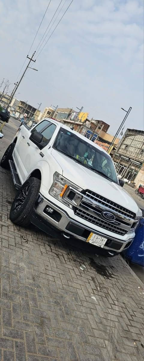 (ملاحظه) شباب انه مكلف بنشر اي ستفسار رقم صاحب السياره ***********)
 بنش فورد للبيع كلين تايتل وارد كندي
المواصفات:
كامرا 
شاشة كبيرة
تحكمات ستيرن 
كير تعليك
فور ويل
محرك 5000
8 سلندر
كرسي السائق كهرباء
ويل وتايرات جديدات
رقم بصرة مدفوع ضريبة لل 25
محرك السيارة يعمل ويسير بدون مشاكل بي صوت خفيف ابيعهة بدون كفالة محرك . السعر 210 وبيها مجال. البصرة, العراق
