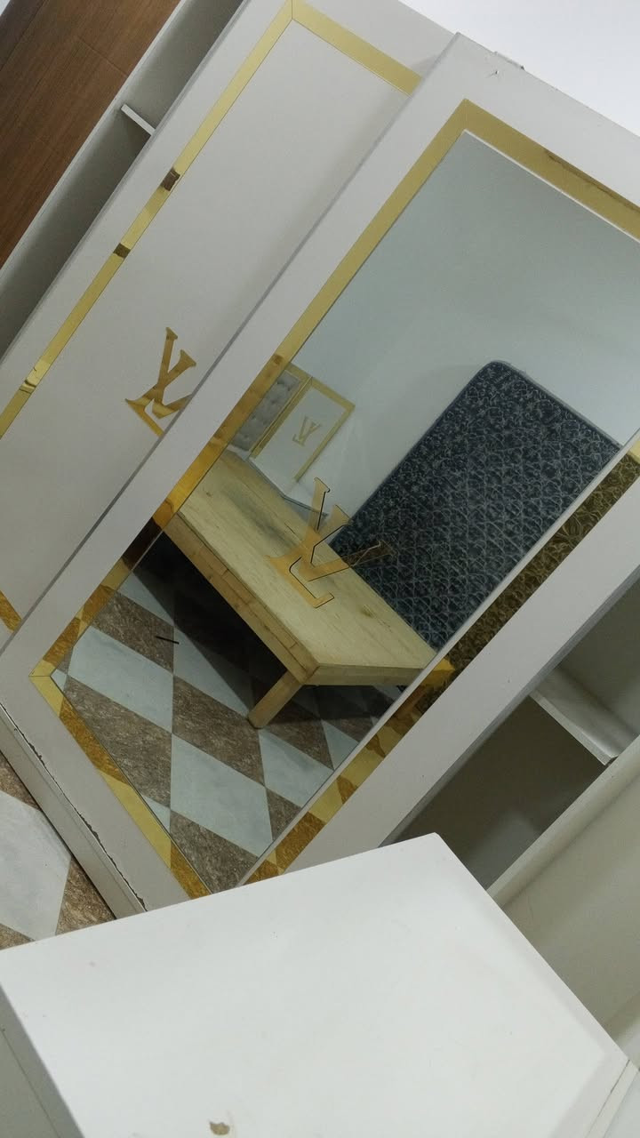 غرفه تركي مستخدمه السرير خشب عراقي مع ملحقين ميوزه والكنتور بابين كل باب يعادل بابين متكون من رفوف وتعليك وميز تواليت متكون من 3 جرارات كبار وياها دوشك طبي الشراي يكتب بالتعليقات بشكد تفيده وابيع مكاني الرمادي السبعه كيلو


**إذا كنت صاحب هذا الإعلان وتريد حذفه لأي سبب، رجاءا أرسل رسالة إلى الدعم الفني**