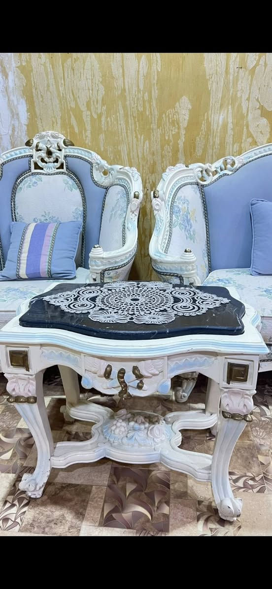 قنفات كويتي بالات مستخدم ملكي تتكون من قنفه كبيره والصغيرات اربعه مه طبلات ثنين صغيرات وواحده كبيره مع كوشايات عدد٦
العنوان_البصره قضاء المدينه_ناحية الشهيد عز الدين سليم قرب النفوس 
للاستفسار على الرقم ***********
