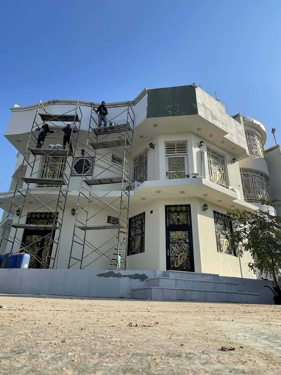 تم بعون الله تسليم الدار في حي الفرات 
دلل بيتك . مع البيت الأنيق 💪♥️
مستعدون لترميم المنازل بمواد وأصباغ  ذات جودة عالية ودقه في العمل والمواعيد 🙂
تصميم وتنفيذ . 
كافة أعمال الجبسن بورد 
سحب بورگ 
بوردكس 
فوم 
سقوف ثانوية 
بديل الخشب 
بديل الرخام 
ترميم وصبغ الدور القديمه 
صبغ وإخفاء  السيراميك 
وكافة أعمال التشطيب 
للإستفسار : يرجى مراسلة البيج أو الإتصال على الرقم التالي 
***********. محمد . 
أبو قمر الگرعاوي
