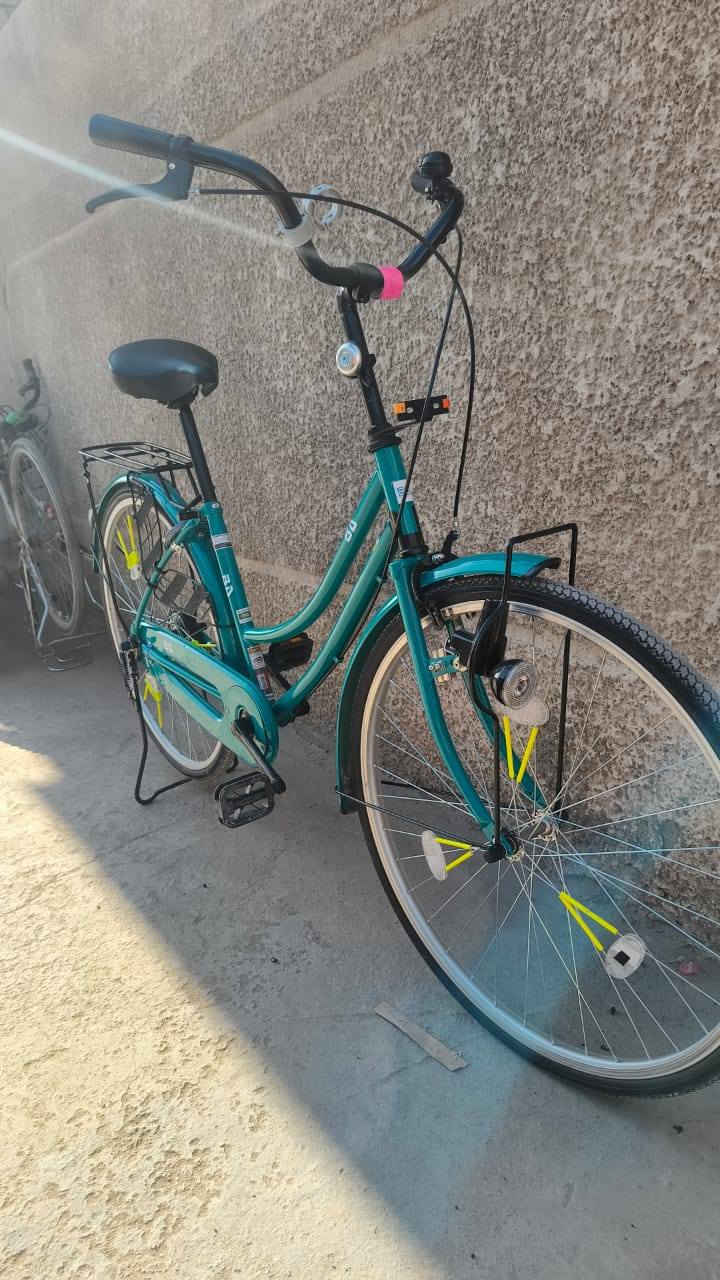 سلام عليكم بايسكل بناتي للبيع شركه BD المرغوبه موديل 21 لون نعناعي مميز بايسكل ماناقصه شي كفاله عامه كامل مكمل سعر150وبي مجال للطيبين مكان بغداد حي اور متواجد خاص لاستفسار ***********
