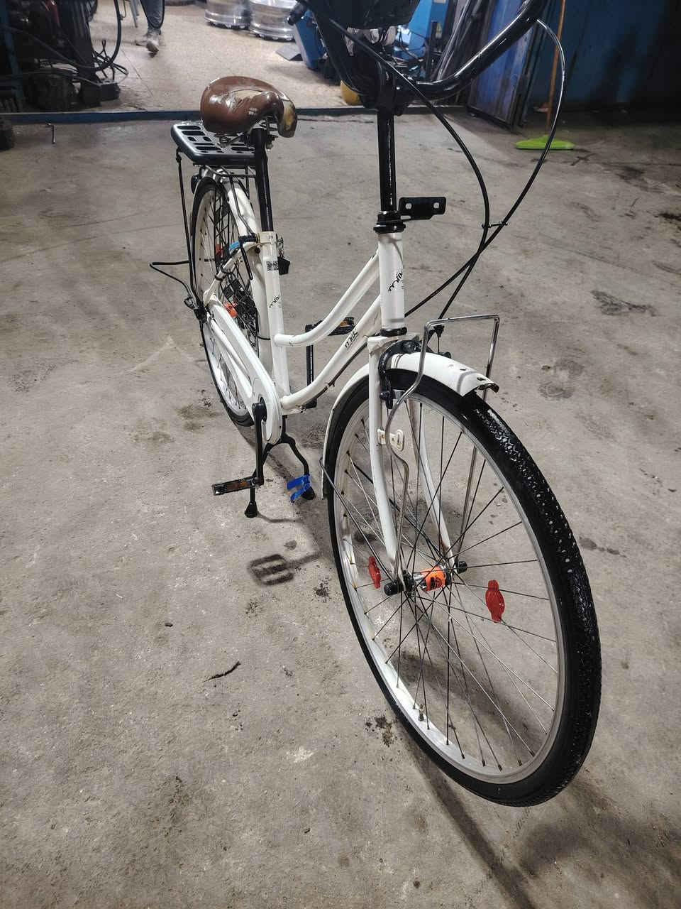 بايسكل بناتي حجم 26 أبيض السعر 115 الف ***********
