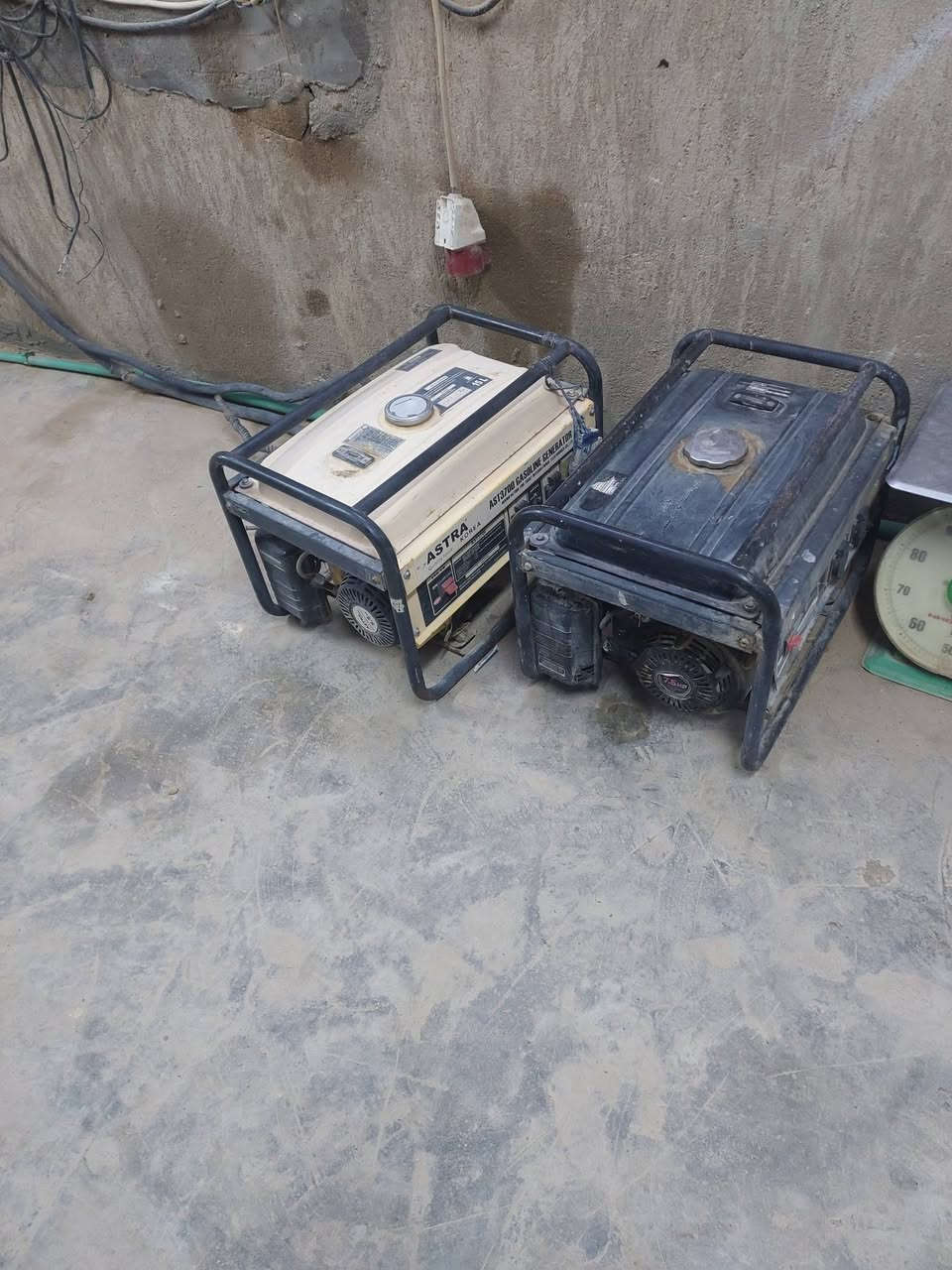 مولدات للبيع شرط شغل حجم ٢.٥ سعر ١٣٠ وبيها مجال اتصال *********** عنوان سوك حديثه خلف جامع عبدالرحيم
