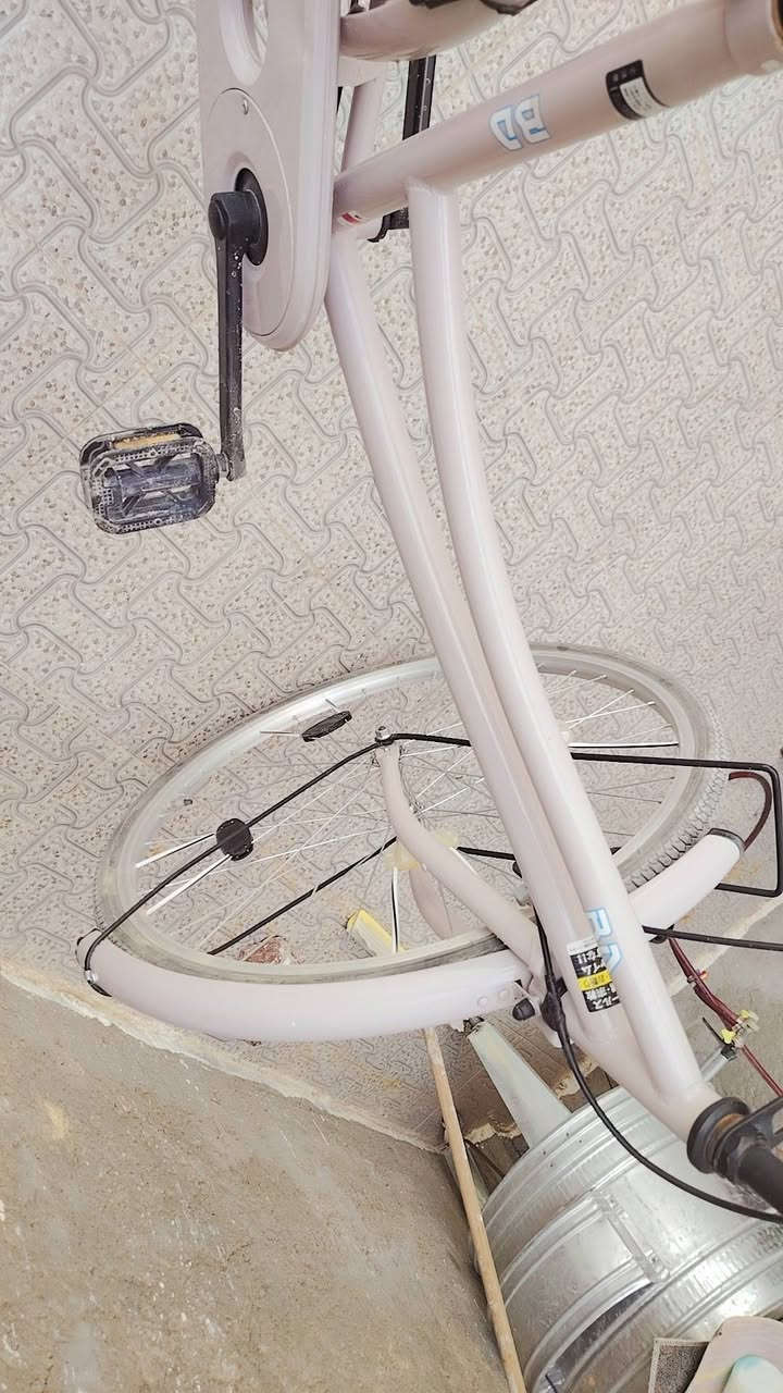 السلام عليكم باسكل للبيع 🚴‍♀️
مديل 2022👌
نضافته 98%🔥
    لونه وردي فاتح 🩷
حجم 26✅
التصال عل رقم الهاتف 
***********
