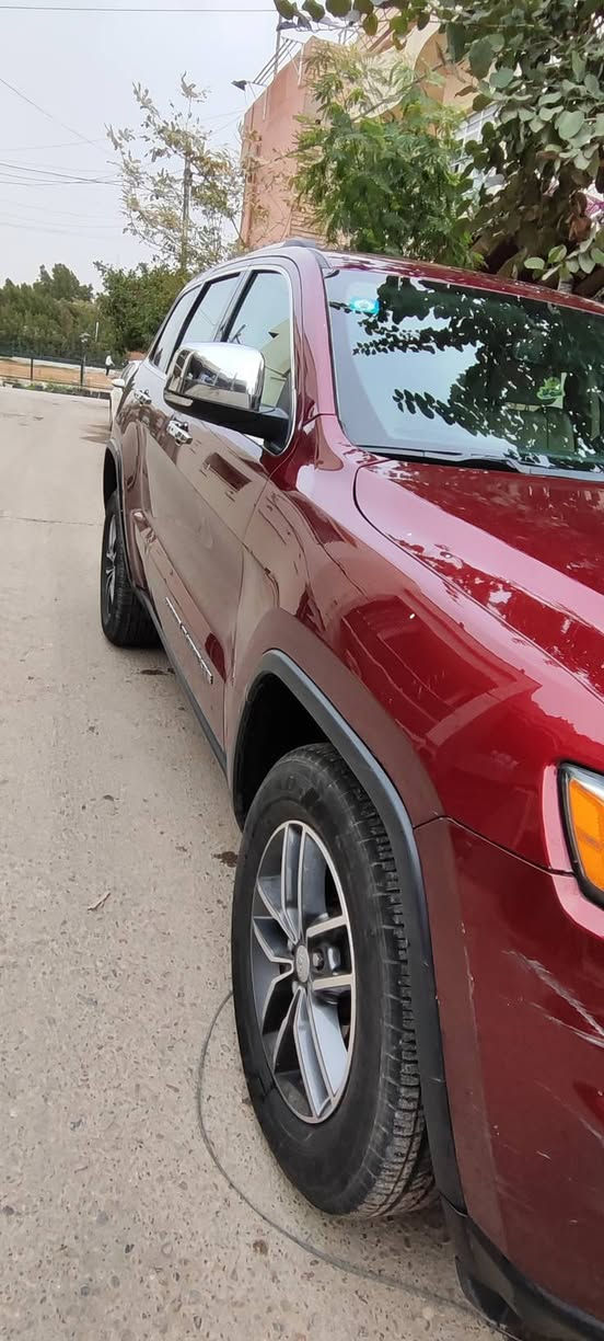 للبيع جيب Grand Cherokee Limited 2018 امريكي فول مواصفات 🚙  

- محرك V6 سعة 3.6L بساتم 14 (ما يحتاج بانزين محسّن، مبرمجة على البنزين العادي).  
 داخلية جلد بيج مرغوب + فتحة سقف ا.  
- شاشة كبيرة 8.4 إنج عربية مثل الخليجي مع GPS.  
- ويل 20 إنج، تدفئة 4 كشنات + ستيرن.  
- تشغيل عن بعد، توقف ذاتي خلفي، حساسات + كاميرا خلفية.  
- مرايا تعتيم + هيتر، بلوتوث، محدد سرعة.  
- نظام خاص للطرق الوعرة + Auto Start/Stop.  
- رقم بغداد تحويل مباشر، رقم إنكليزي جديد.  
-  ٣قطع صبغ فقط، شغل نظيف  
-بجم كبس 
💰 السعر 190 قابل للتفاوض للجادين  
📞 للاستفسار.   واتساب او اتصال          : [***********]  
                                                                      غير متواجد عالفيس  بغداد