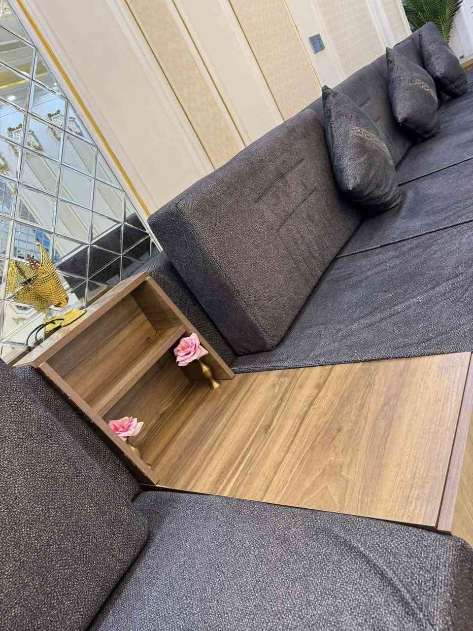 سلام عليكم للبيع ديوان
خشبي طوله 12.5متر
 كله خشب  mdf
 سعره 850 الف 
للاستفسار 
***********
