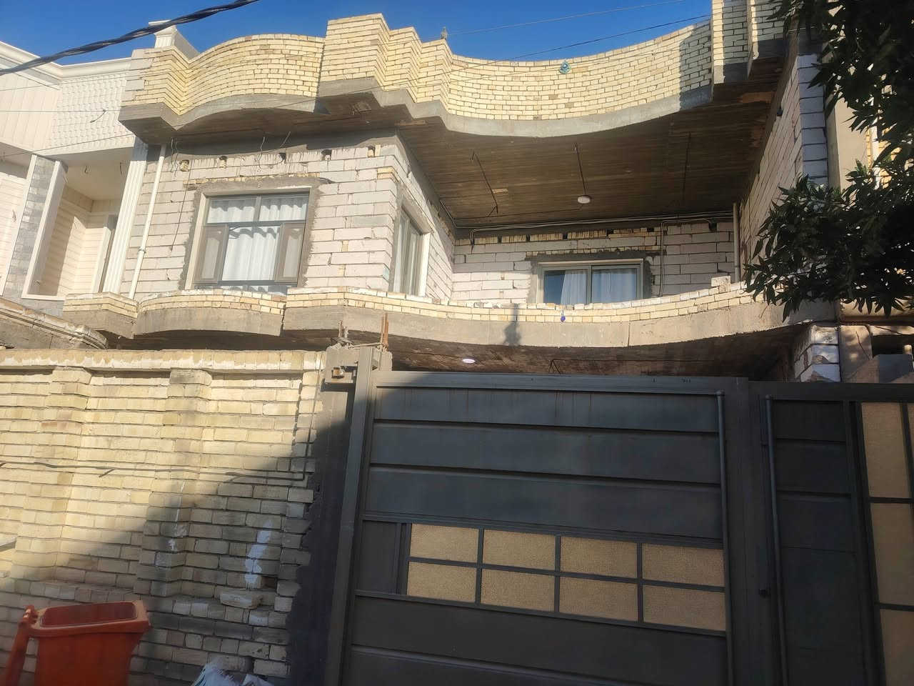 منزل للبيع مساحة 220m في محافظة كربلاء قضاء الهندية /ام الهوه الجديدة مقابل شارع باشا
داخل شارع حسينية اهل البيت
بناء حديث يحتوي على 5 غرف 2 بالطابق الأول و3 بالطابق الثاني ومطبخ واستقبال وصالة واسعة وسط منزل واربع حمامات 2 بالطابق ثاني و1 بالطابق الأول و1 بالطارمة

 للتواصل على هذا الرقم
***********
السعر خاص
