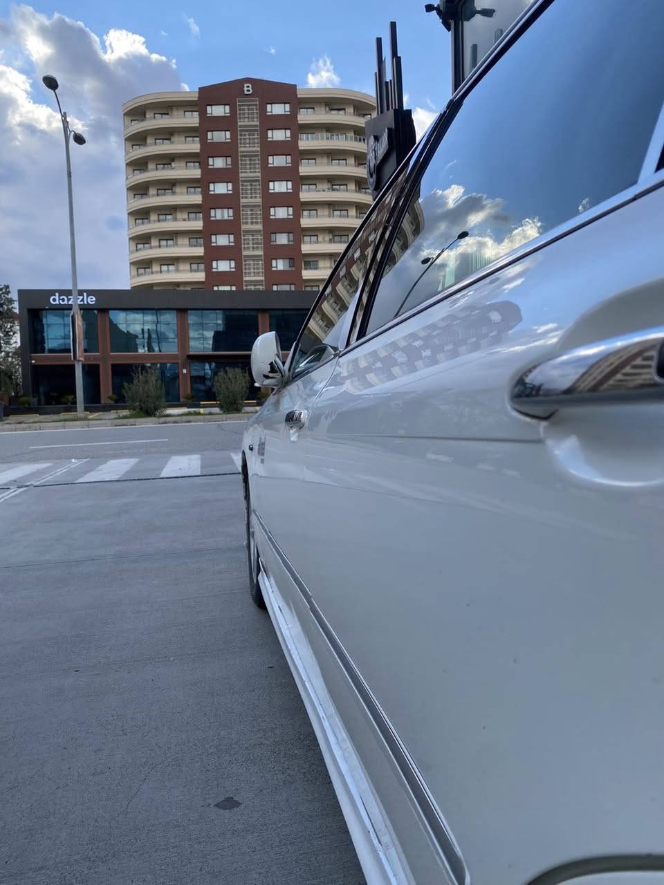 بەناوی خوا شاهینە مووس 2005 سپۆرت 180بێ دوکەڵ   تەبریت ساردو گەرم جامی بەسراوە ڕۆنی کۆڕاوە تایەی تازەیە ئەوەی مەسرەف بێ تیایا نی3 پارجەی ئەوروپای هەیە بێ دەعموو لێدراوی  سەقڤی جوانە جاڵو شوختی پێوە نیە سعری 58 کەمی مەجاڵ شوێن سلیمامی***********
