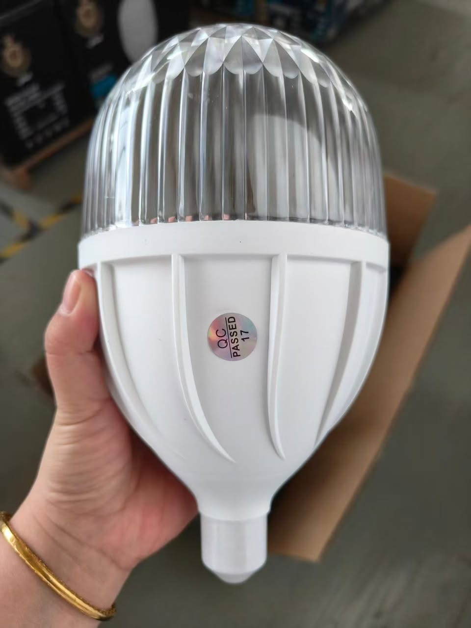 وصلنا حديثا مصباح طوبه زجاجي ضمان 2 سنه استبدال 
(38 - 48 - 58 - 68 )واط 
ماركة YR الملكي 
للاستفسار : ***********
***********
معرض الحاج ياسر الدهلكي
