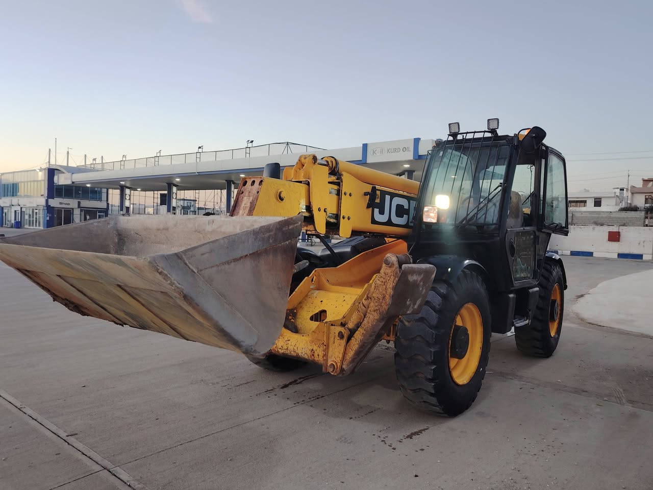 بەناوی خوای گەورە
شۆفڵ 2006 مەکینە گەورە تایەو ویلی ٢٥ لە سلێمانییە
ماڵێکی زۆر پاکو جوانە ١١ هەزار ئیشی کردوە مەکینەو گێڕی نەکراوەتەوە بە شەرتە ژت***********
