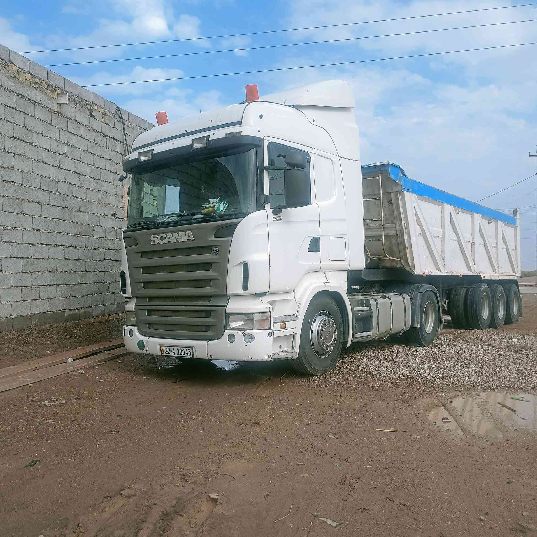 السلام عليكم ورحمة الله وبركاته للبيع اسكانيا موديل 2006 رقم اربيل شرط التحويل مكفوله مكينه R420 سنويه الى 2027 بالاصل كير أوتوماتيك ومحور عادي ظفيرة الأوتوماتيك موجودة كير GRS900 مرسم قلاب 3محور 48 طن شعار العنوان ميسان علي للاستفسار ***********/***********
