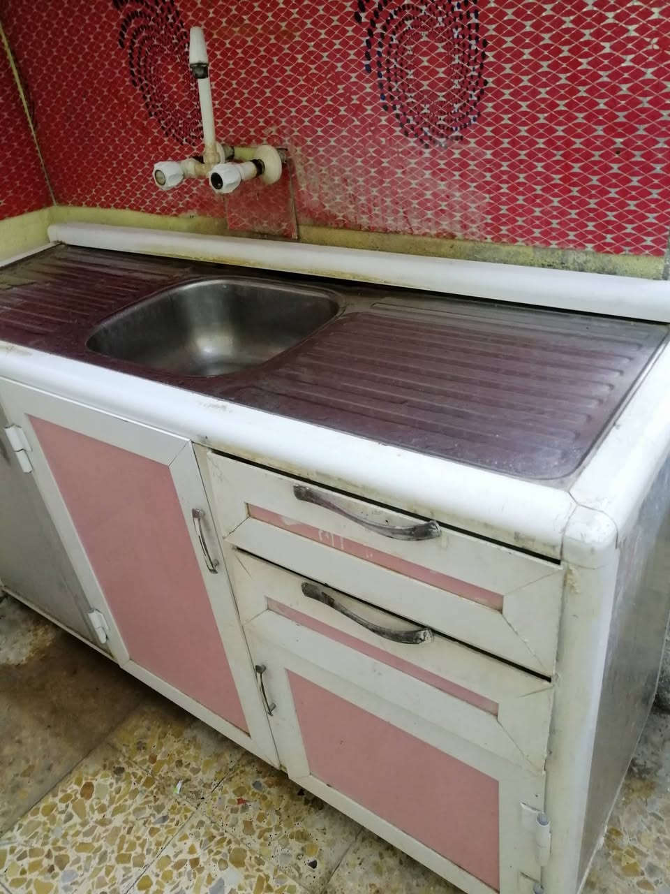 سلام عليكم طباخ خمسه عيون وسنك للبيع حي الخضراء خابر *********** وبيك خير وتدلل
