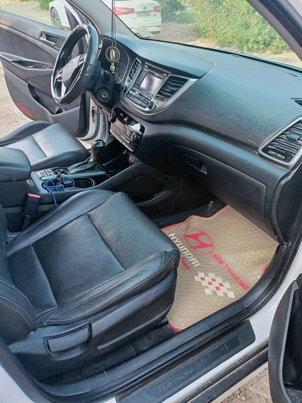 السلام عليكم
توسان ٢٠١٧ وارد امريكي حادثها چاملغ وبنيد
رقم واسط بااسمي شخصياً 
فول مواصفات عدى البصمه
مكينة ١٦٠٠ تيربو
مكينة گير حدادية تبريد خير من الله 
تايرات جدد باتري نضيف
السعر المطلوب ١٤٥
مكان السيارة الديوانية قضاء سومر 
للاستفسار 
***********
***********
