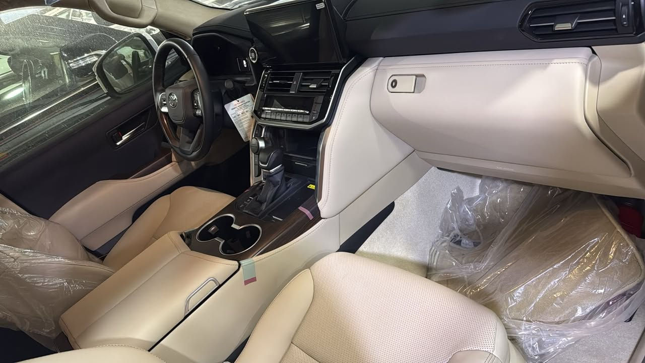 السلام عليكم
لاندكروز GXR Limied شركات 
موديل ٢٠٢٥ كلين تايتل 
ابيض 
جلد تبريد كشنات 
جام اوتو 
كراسي كهرباء 
فتحة سقف 
باب صندوك كهرباء 
رقم بغداد 
عداد 200 كيلو زيرو السيارة 

بغداد السيدية ***********
