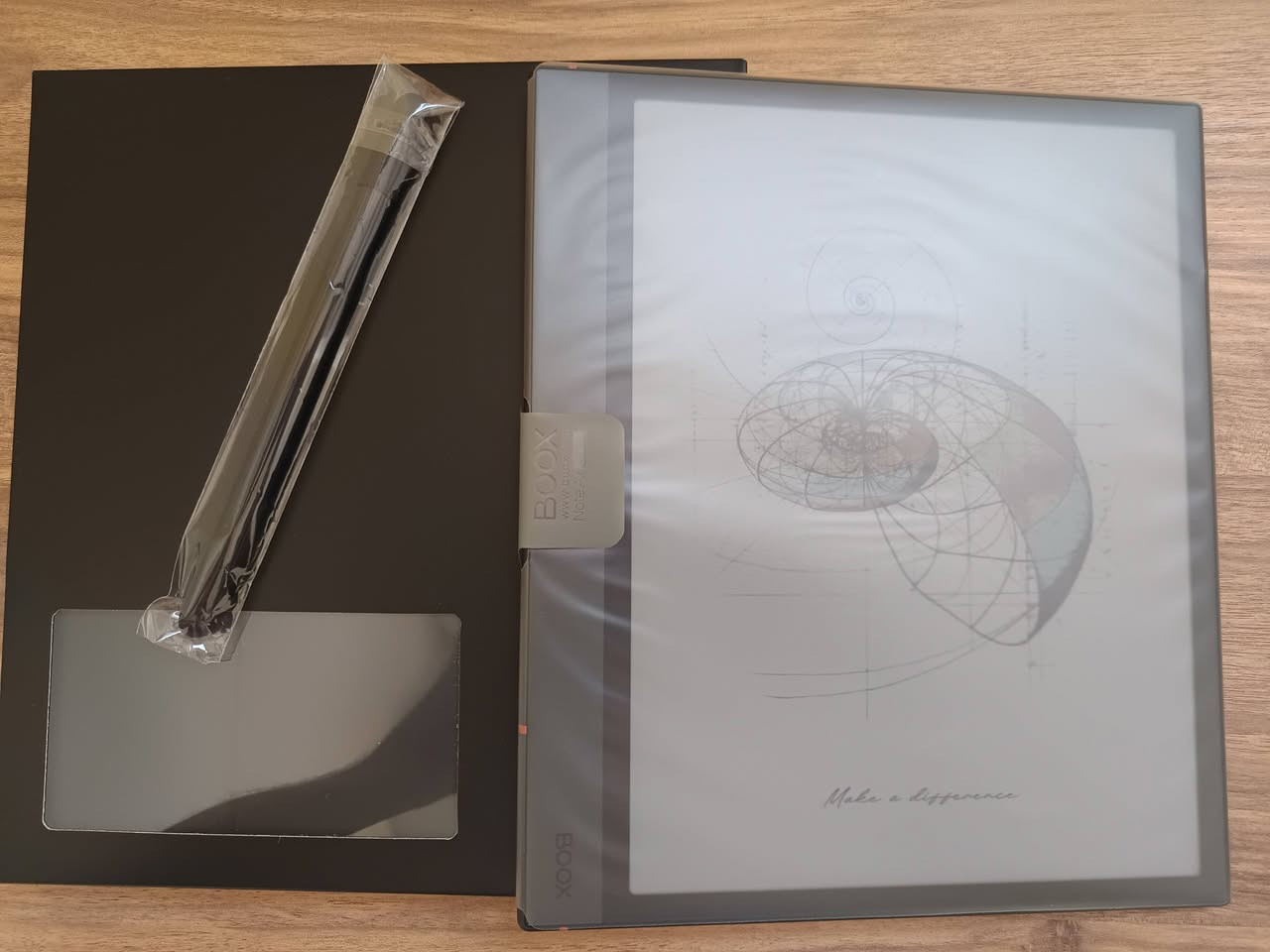 للبيع: قارئ إلكتروني BOOX Note Air4 C (بديل متقدم لـ Kindle / كندل)
جهاز BOOX Note Air4 C، وهو قارئ إلكتروني (E-Ink eReader) احترافي مناسب لقراءة الكتب وملفات PDF وكتابة الملاحظات بالقلم. الجهاز يعتبر خيارًا متقدمًا لمن يريد تجربة قراءة مثل Kindle (كندل) ولكن مع مزايا أكثر مثل دعم التطبيقات والذكاء الاصطناعي.

 أهم المميزات:

شاشة E-Ink Kaleido 3 ملوّنة بحجم 10.3 إنش مريحة جدًا للعين وتشبه الورق الحقيقي

مثالي لقراءة الكتب الإلكترونية وملفات PDF والأبحاث والمستندات الطويلة

يدعم الكتابة بالقلم مباشرة على الملفات وملفات PDF

إمكانية تظليل النصوص وإضافة الملاحظات أثناء القراءة

ميزات ذكاء اصطناعي (AI) مثل:

تلخيص النصوص

ترجمة النصوص

المساعدة في تنظيم الملاحظات

يدعم العديد من الصيغ:
PDF – EPUB – MOBI – DOC – TXT وغيرها

إضاءة أمامية قابلة للتعديل للضوء الدافئ والبارد للقراءة ليلاً ونهارًا
بطارية تدوم لفترة طويلة مقارنة بالأجهزة اللوحية العادية
تصميم نحيف وخفيف مناسب للدراسة والقراءة الطويلة

 الحالة:
 جديد

 المحتويات:
الجهاز
القلم الأصلي
الكابل
الغلاف الأصلي (Cover)

 يوجد توصيل لجميع مناطق العراق شرط الفحص
تواصل خاص او واتس ***********
