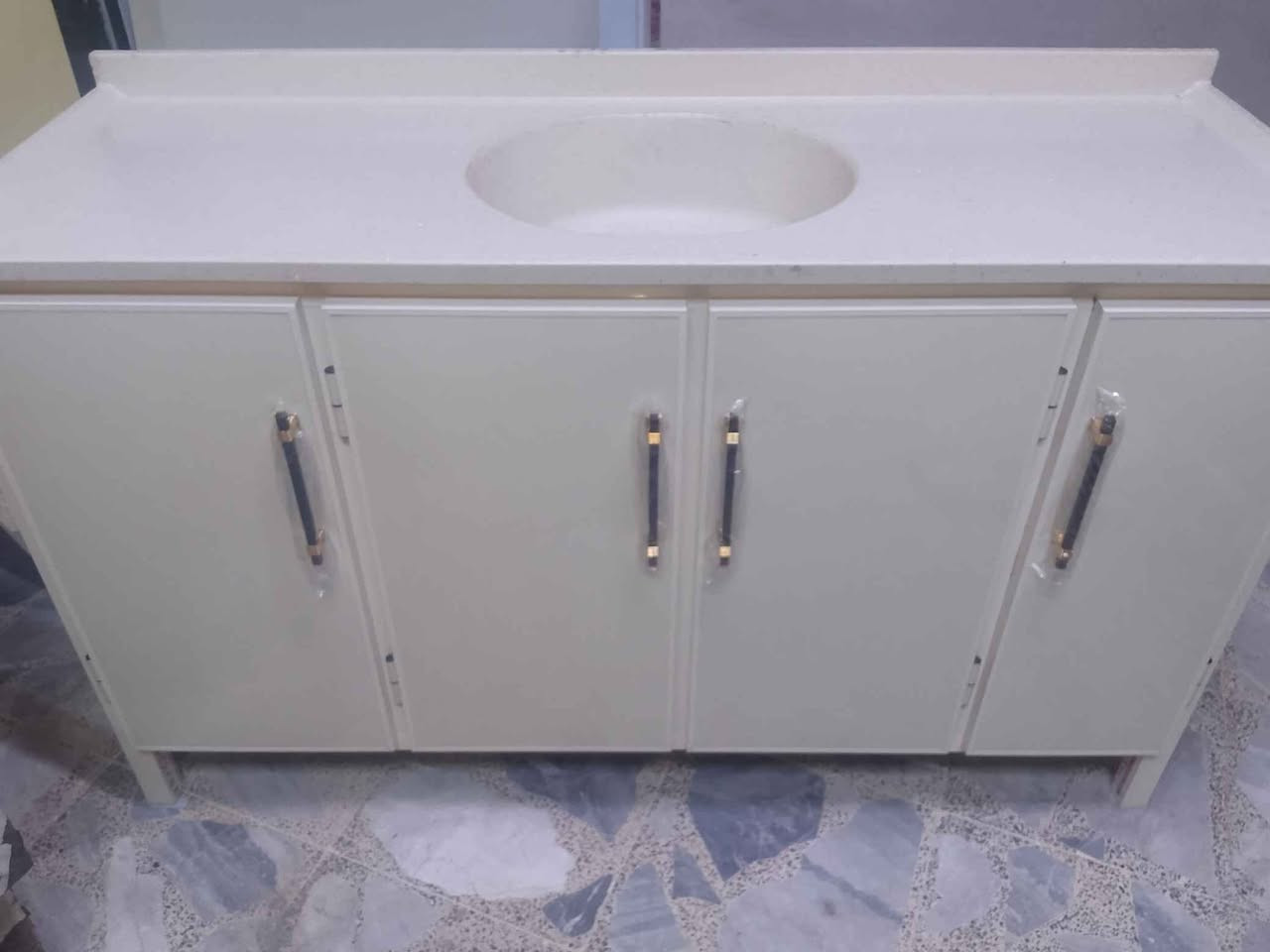 سنك مترونص جديد مبطن سعر 195 جديد مرمر مقوى بجسور تحت الارضيه والرف مغلف بلاستيك من الداخل ضد الماء توصيل موجود جميع مناطق البصره حجز وتساب *********** مكان للصواني البصرة, العراق
