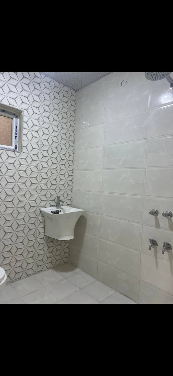 السلام عليكم
دار للبيع 100م 5×20 متر طابقين يحتوي على (3)نوم وكراج وصالة و(مطبخ حار وبارد) ومناور عدد(2) وصحيات عدد(2) و بلكونة و بيتونه طابق الثالث وسطح امامي وخلفي البيت بناء حديث2026زيرو غير مسكون. البيت نضام كامرات و ستلايت و نضام سبالت دفن 

الألمنيوم تركي مقطع ثقيل

البيت بناء درجه اولى 

مستقل غير مشترك 

مغاسل ديكور كاونتر تركي 

(بغداد حي الجهاد منطقة ديوان المخابرات )

خلف شارع ستين مباشرتا

استفسار اتصال او (متوفر واتساب)

***********
