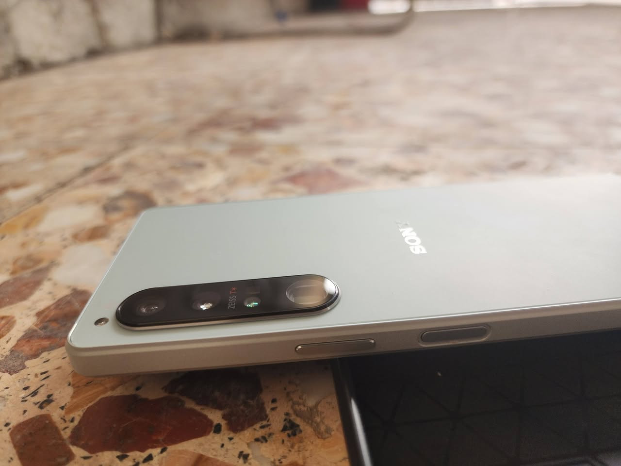 سوني 1 مارك 4 أخو الجديد نسخة AU كله شغال ممتاز للبيع بسعر مناسب جدا ب 200 الف او مراوس ايفون 12 او أعلى ونتفق عالفرق حسب النظافة متواجد واتساب ***********
