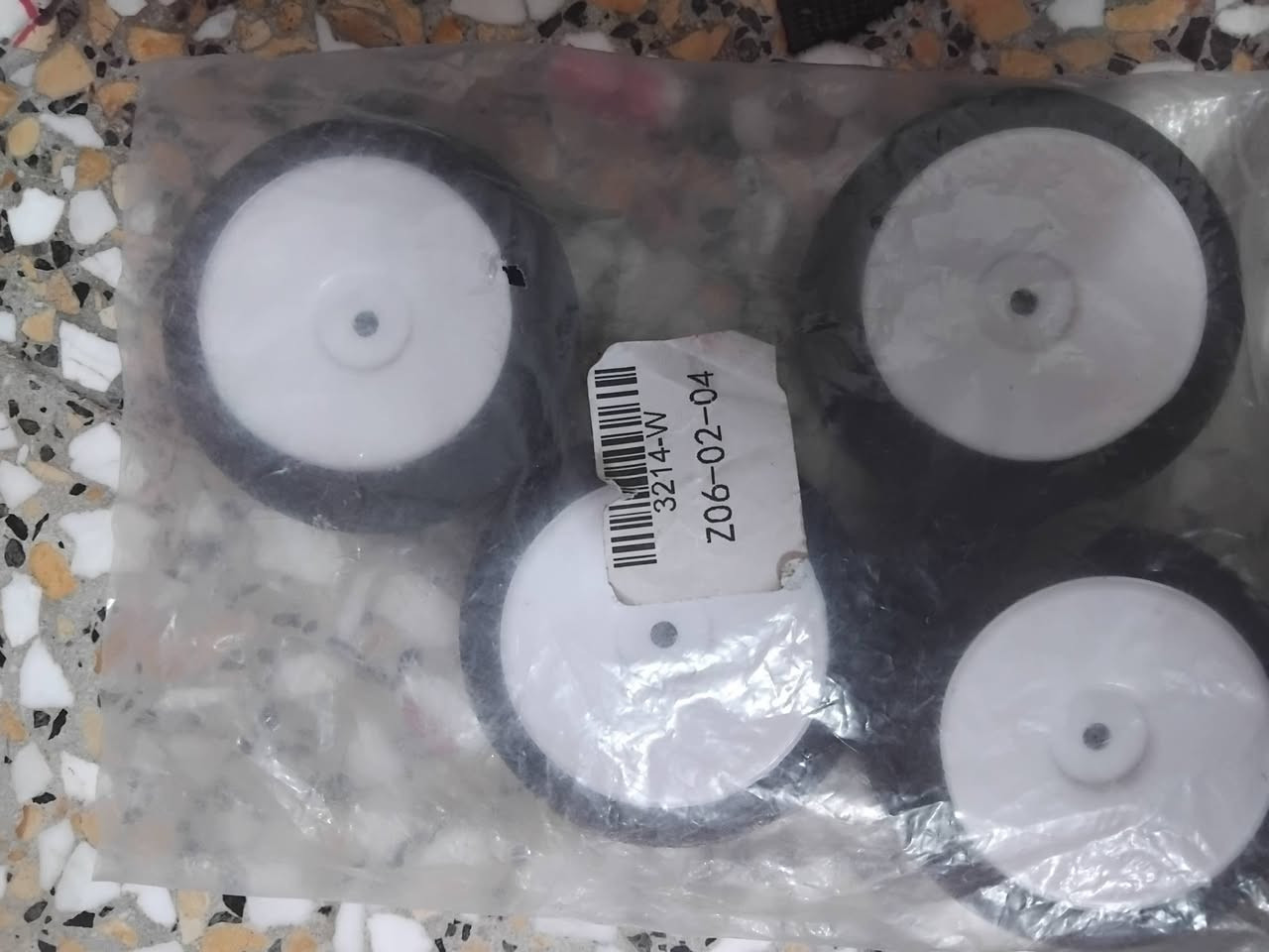 سلام عليكم 
تايرات يمكن مال بكي او درفت ماعرف مطاط قوي التفاصيل بالصور السعر 10 الف مع التوصيل 
تواصل ***********
