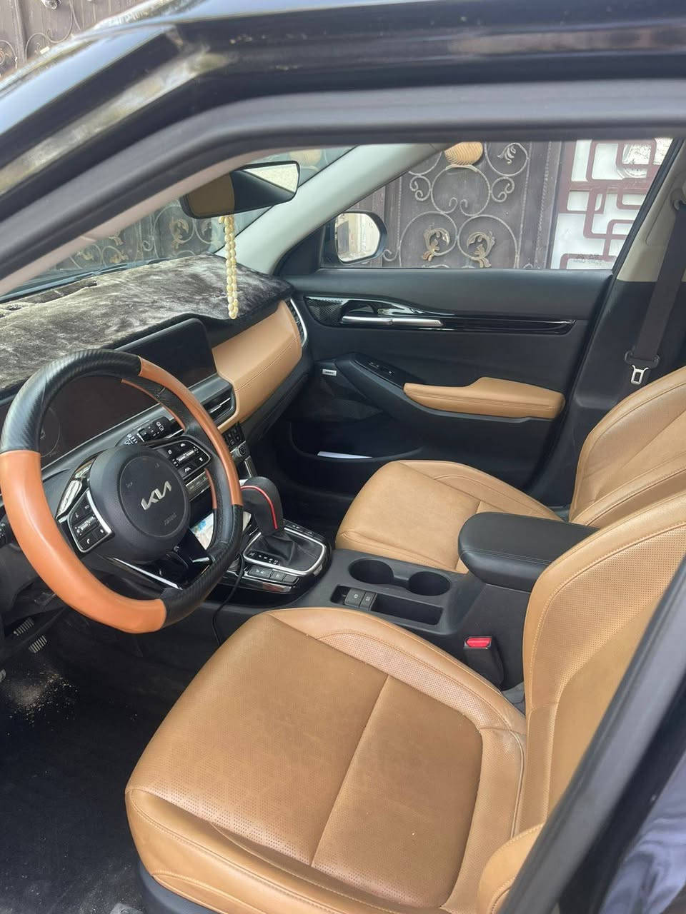 كيا سيلتوس SX  2024(اعلى فئة) 1600 تيربو 195 حصان 
المواصفات شاشة متصلة وعدادات ديجتال بصمة فتحت سقف قماره 
رادار امامي وخلفي ونقاط عمياء
تحكم ستيرن كامل  وتحديد مسار وقيادة ذاتية ومثبت سرعة
كشنات جلد تدفئة تبريد 
قطعتين تبريد
كرسي سايق كهرباء 
سايد بريك كهربائي
‏Auto hold
دفع رباعي
تشغيل عن بعد
تراكشن
مداخل تايب سي ويو اس بي
نظام نزول منحدرات
سستم صوت BOSE
‏MOD DRIVE SPORT NORMAL ECO
انارة داخلية دشبول وسماعات ورجل
داخل لون مشمشي مميز
الانارة الامامية والخلفية LED ..
السيارة ماشيه 27000 كيلو متر مكاني بغداد الشعب سعر 160رقمي *********** بغداد, العراق
