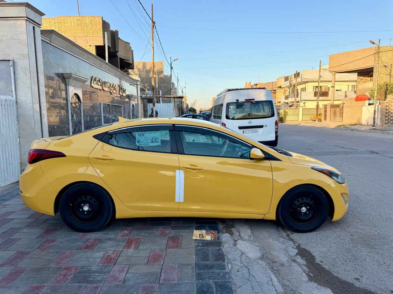 السلام عليكم
النتره 2015 وارد امريكي 
رقم بغداد الانكليزي بأسمي تحويل ثاني يوم 
حادثه جاملغ وبنيد بدون دواخل بدون ايرباك 
مكينه 1800دوش شاشه كامره بيها منظومه غاز 
السياره جديده جداً
مكينه كير ماشيه ٩٣ تبريد حداديه تخم تاير كله جاهزه 
المكان بغداد
السعر ١٠٤ وبيه مجال 
رقم الهاتف ***********
