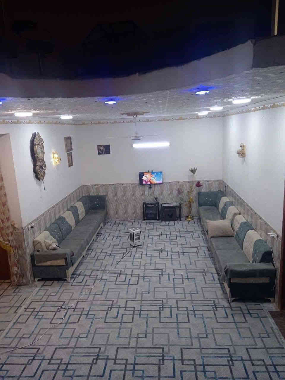 السلام عليكم..
دار للبيع .مكان مميز جدا 
النوع // طابو زراعي سند 25 
المساحة // 285م
الواجهه //13/5م
البناء // طابوق جمهوري 
السقف صب كونكريت بإشراف وتنفيذ مهندس مدني 
التفاصيل : طابقين
الطابق الاول يتكون من
غرفة عدد 2  6*4الثانيه 6*8
استقبال 9*4
صالة 10*4
مطبخ 6*4
صحيات داخلية .
صحيات خارجية .
ممر ات خلفي طارمه
الطابق الثاني 
غرفة نوم عدد 2
6*4+8*4
السطح اشتايكر كامل
السعر //١٤٥ وبيه مجال
الموقع ** بابل المدحتيه 
مقابيل وعد الكصاب عبر القنطره شارع صب مجاري خارجيه
بناء حديث درجه اولى 
عرض الشارع 6م الامامي
للاستفسار اكثر يرجى زيارة مكتب دلالية وائل الهندي الواقع شارع الستين قرب سلوان ابو الكاشي مقابل فرع علي قماره
 او الاتصال على الرقم ***********
***********ابو علي
للإعلان والترويج عن عقاراتكم يرجى مراسلة الصفح
