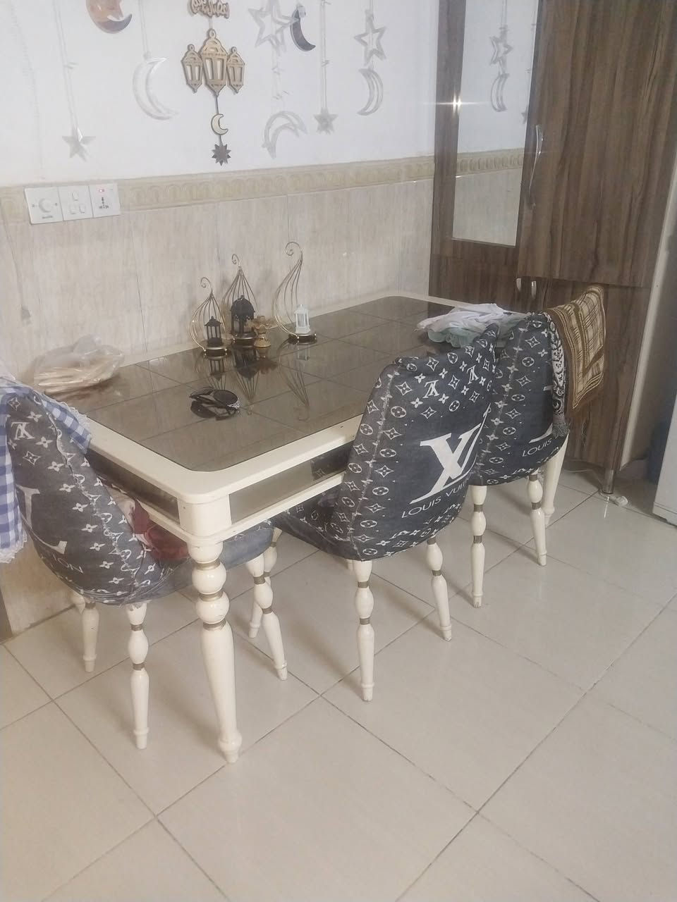 السلام وعليكم غراض للبيع نضيفات كلش وتساب ***********
