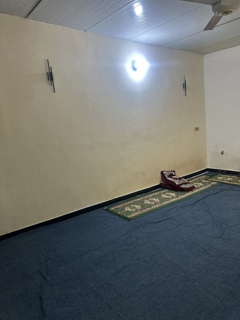 سلام عليكم بيت مساحه 250متر مكانه بغداد دوره شارع مول لكوخ يحتوي عل ستقبال وغرف نوم 2ومطبخ وصاله وصحيات داخليه وخارجيه وكراج اي ستفسار ***********
