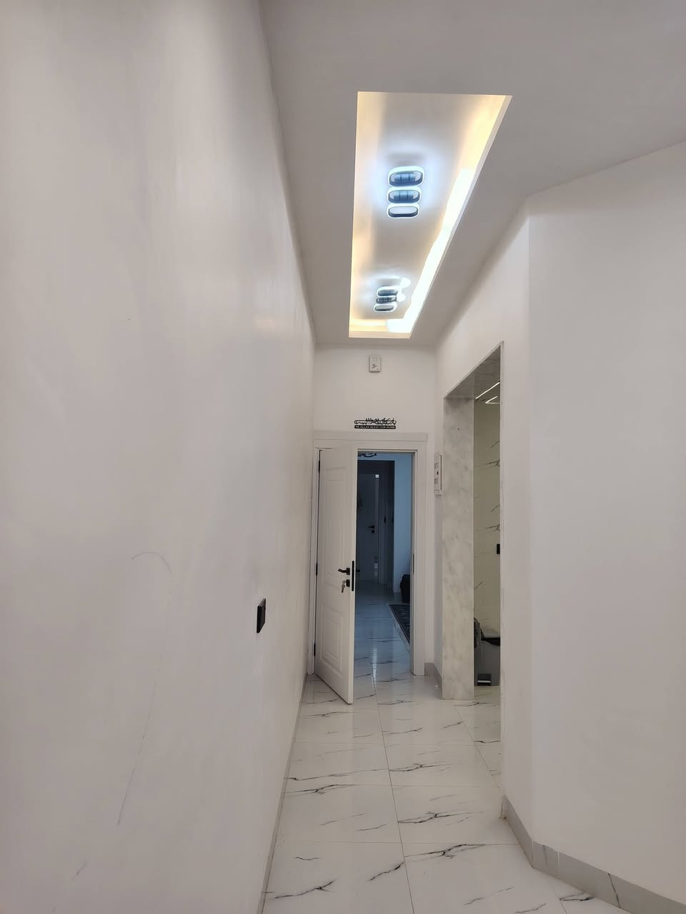 دار للبيع جمعيه الكندي
مساحه الدار 120 متر 
يتكون الدار من 6غرف نوم 
ثلاث طوابق فول 
بناء حديث تسليم فوري
مقاطعه 27 
اتجاه قبله 
للاستفسار 
***********
