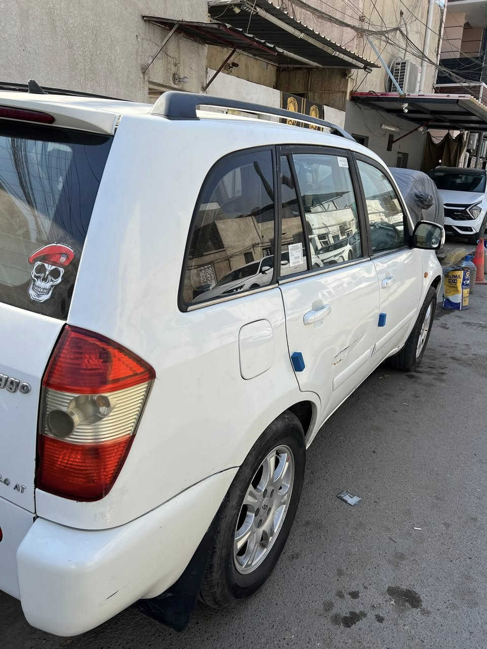 السلام عليكم 
شيري تيكو موديل ٢٠١٢ 
كير ميكانيكي وليس كهربائي 
بيهه قطعه صبغ نص باب السايق 
رقم بغداد الجديد باسمي تبريد ثلج فتحه سلايت 
مكاني بغداد الاعظمية للاستفسار واتساب او رصيد
السعر ٦٥ وبيهه مجال 
***********
