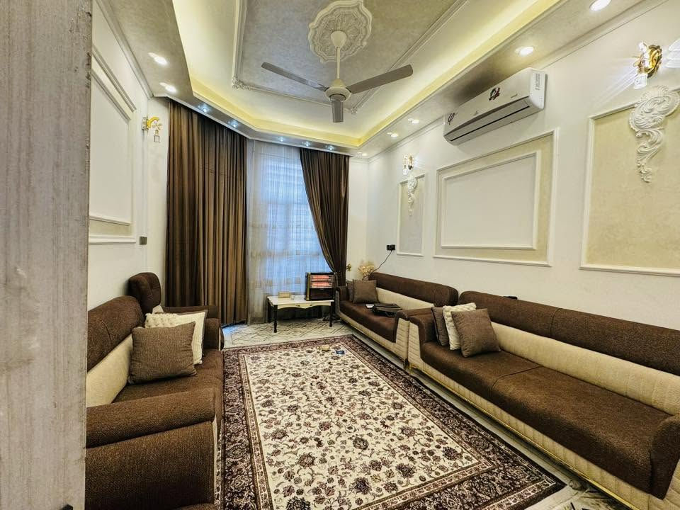 ط

🔹 المساحة: 80 متر مربع
🔹 البناء: حديث – كونكريت، الأرضية صب رفت
🔹 عدد الطوابق: طابقان ونصف

تفاصيل البيت:

✅ الطابق الأول:

* استقبال
* مطبخ مفتوح على الصالة
* مجموعة صحية خارجية
* مجموعة صحية داخلية

✅ الطابق الثاني:

* غرفتان نوم
* صالة
* مجموعة صحية

✅ البيتوتة (الطابق النص):

* غرفة مخزن بمساحة الصالة

📍 الموقع: الجزائر – شارع تبليط

للاستفسار والمزيد من التفاصيل، يرجى التواصل على الخاص أو الاتصال على الرقم: (***********)
