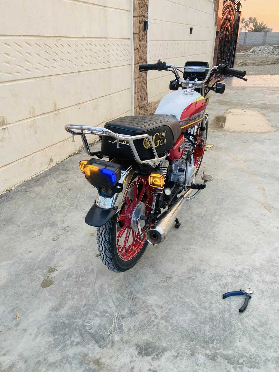 سلام عليكم سيفان لبيع مديل ٢٤ دراجة مكفول من كلشي ابس ابيه عواج بل ويل  كدام ويل ورا  آب شويه محرك مكفول سلف شغل دشبول شغال ￼ دراجة حيل نظيفة نعامة فول شلف فول سعر 600 وبيها مجال وجماعة 550 عبر المنشور ￼ مكان الدراجة ديال سراجق أريد يتصل علئ رقم ***********
