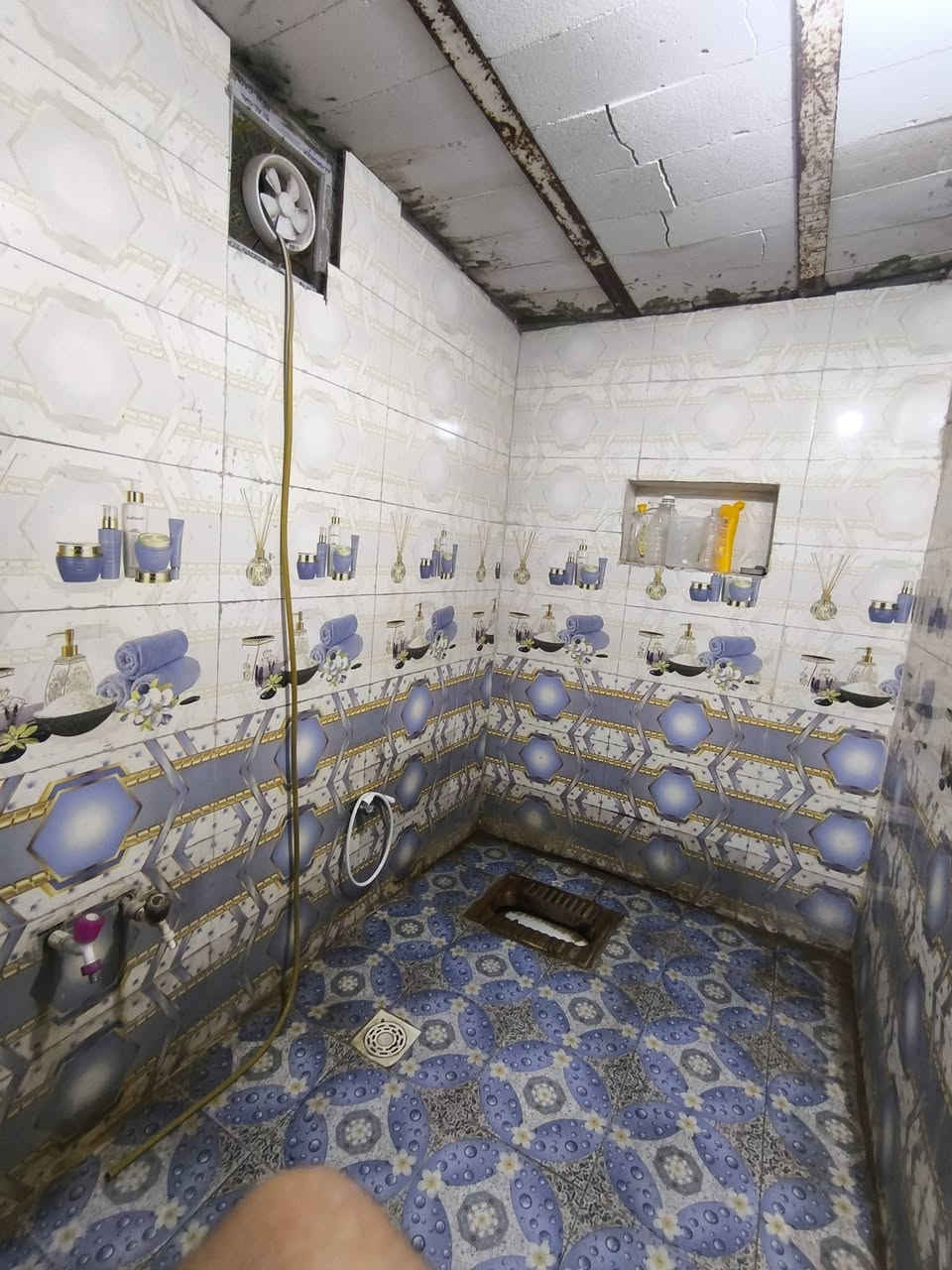 السلام عليكم بيت ركن للبيع الجه اليمنه سادس فرع من جهات ابو طالب المساحه ٩٦الطابق الأرضي يحتوي على غرفه وصاله جبيره ومطبخ وصحيات واستقبال وطارمه وطابق الثاني غرفه نوم وتشاريف الرقم ***********
