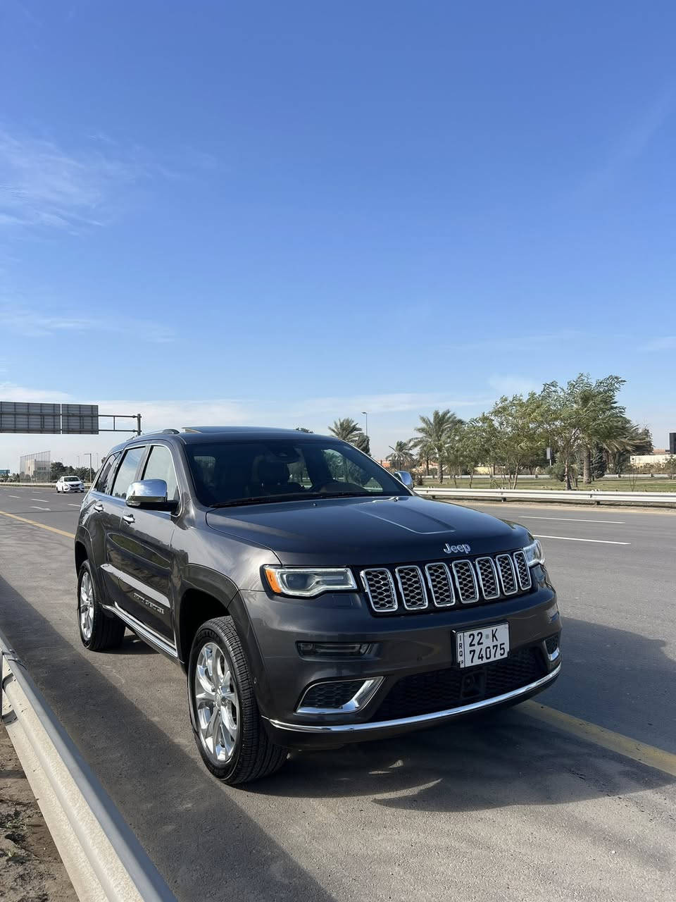 السلام عليكم
جيب 2020 سومت Summit (اعلى فئة بالجيب)
محرك V8  5700
وارد امريكي كلين تايتل ماشية 55 الف ميل
رقم اربيل
اللون : فيلي مميز
السيارة مكفولة ونضيفه جداً 

المواصفات Vip :
* جـگات تنزل وتصعد .
* رادار امامي مع مانع تصادم . 
* رادار جانبي .
* نظام الاصطفاف الالي (اوتوپارك) . 
* تحذير الخروج عن المسار . 
* دفع رباعي 4x4 
فرش المقاعد من الجلد الفخم . 
* دشبول مغلف بالجلد  . 
* صفي المقاعد الأمامية كهربائية .
* ذاكرة لحفظ وضعيات الجلوس . 
* صفي المقاعد الأمامية مع تبريد وتدفئة . 
* صف المقاعد الخلفية مع تدفئة . 
* انظمة القيادة على حلبات السباق . 
* شفتات ستيرن .
* نقطة عمياء .
* ويل سومت بلاد قياس 20 انج .
* مقود السائق من الجلد  .
* مقود السائق كهربائي . 
* تدفئة ستيرن . 
* سقف بانوراما .
* شاشه كبيرة مع نفكيشن GPS . 
* مصابيح امامية زنون . 
* المصابيح الأمامية مع LED لايت . 
* كشافات ضباب بروجكتر زنون . 
* تشغيل عن بعد .
* صندوق كهربائي .
* حساسات أمامية + خلفية .
* كاميرا خلفية + كاميرا دوارة .
* بخاخ ماء لتنظيف المصابيح الامامية .
* مرايا متحسسه للضوء العالي . 
* مرايا جانبية قابلة للطي قلاب . 
* بلوتوث تلفون مع نضام Apple car play . 
* محدد سرعة . 
* نظام بريك اوتماتيكي ( Auto Break System ) .
* نظام تحديد المسار .
* نظام سماعات صوت هارمن كاردون .
* بصمة تشغيل + بصمة ابواب .

وبعد هواي مواصفات مذاكرهن 
معروفة مواصفات السومت

السعر / 300 ورقة  

رقم لهاتف  /    *********** 
وموجود واتساب
