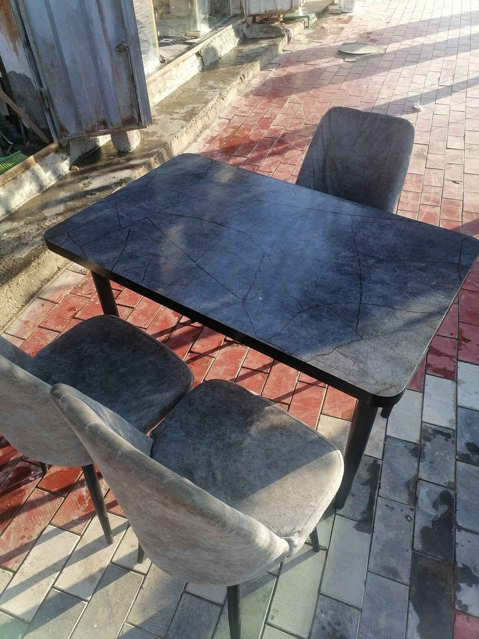 ميز طعام 4 كراسي نظيف كرسي واحد مكسور السعر 75 بي مجال للاستفسار ***********
