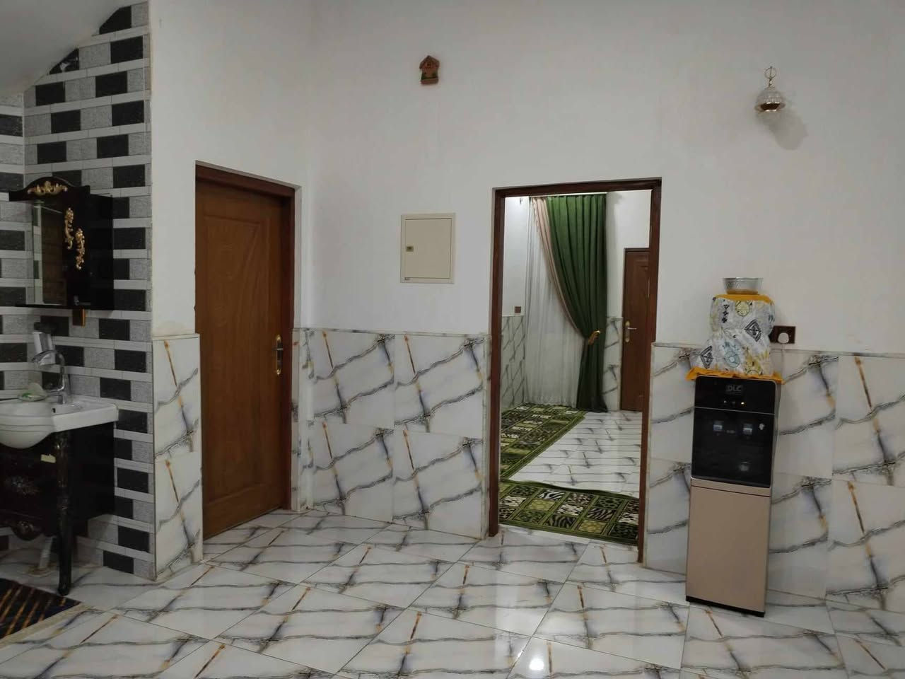 #بيت_للبيع في حي الكرامة، نهاية شارع العيادة إلى حي التضحية، الفرع الخامس عن شارع 60 الي بنهاية شارع العيادة..
#المواصفات:
- مساحة البيت: 200م طابو صرف... 
- طابق واحد بناء حديث درجة أولى..
- سنة البناء 2020
- يتكون من: غرفتين، صالة كبيرة، صالة صغيرة، ديوانية كبيرة، مطبخ حار وبارد، صحيات داخلية وخارجية، مناور اثنين، كراج، السطح شتايكر.. 
- شارع البيت: 10م
- جميع الخدمات متوفرة: ماء، كهرباء، مجاري، اسواق، مدارس ابتدائية ومتوسطة.
#السعر: 190 مليون
#مطلوب: 20 مليون للإسكان
#ينزلن من سعر البيت للي عنده كفيل ويريد يسدد ال 20 مليون للإسكان التسديد الشهري للإسكان 175 الف.
#للتواصل: خاص أو اتصال على الرقم *********** (يتوفر واتساب على نفس الرقم)."
