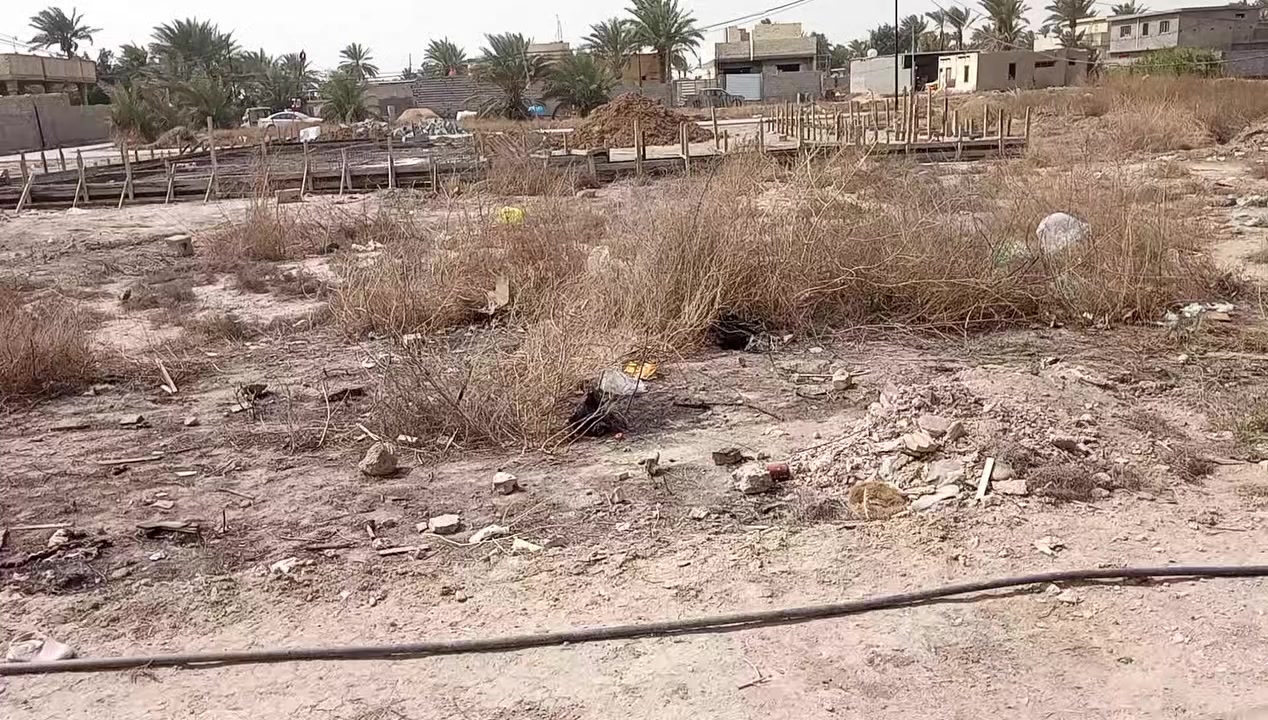 السلام عليكم 
قطعه ارض المساحه 150م 
الواجهه 7.20م بالنزال
السعر جدا مناسب 
خلف المنتجع 
***********ابو علي 
*********** أبو فهد
